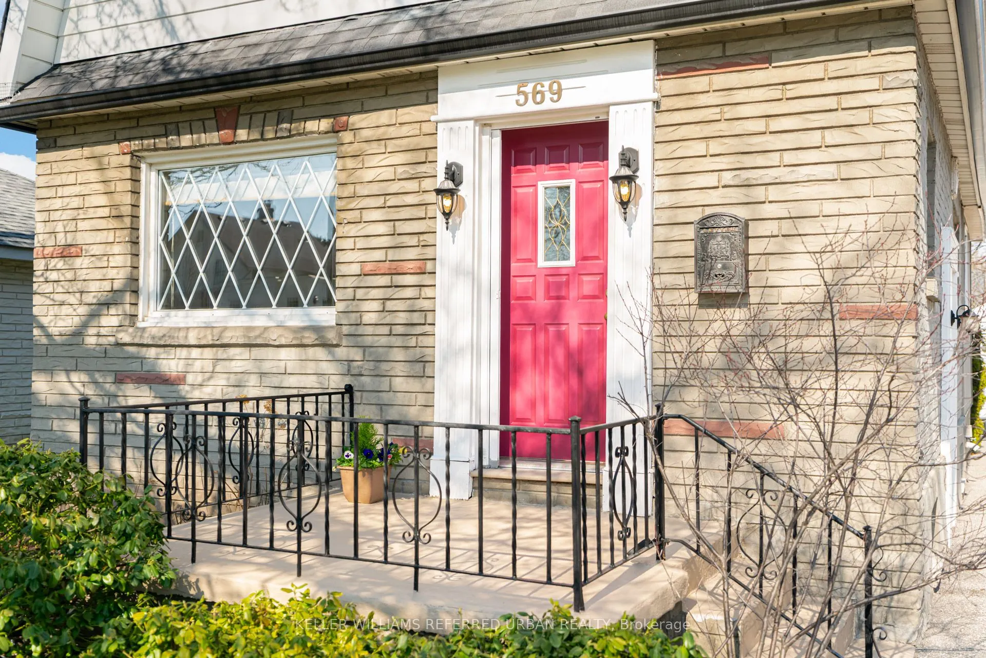 569 Masson Street