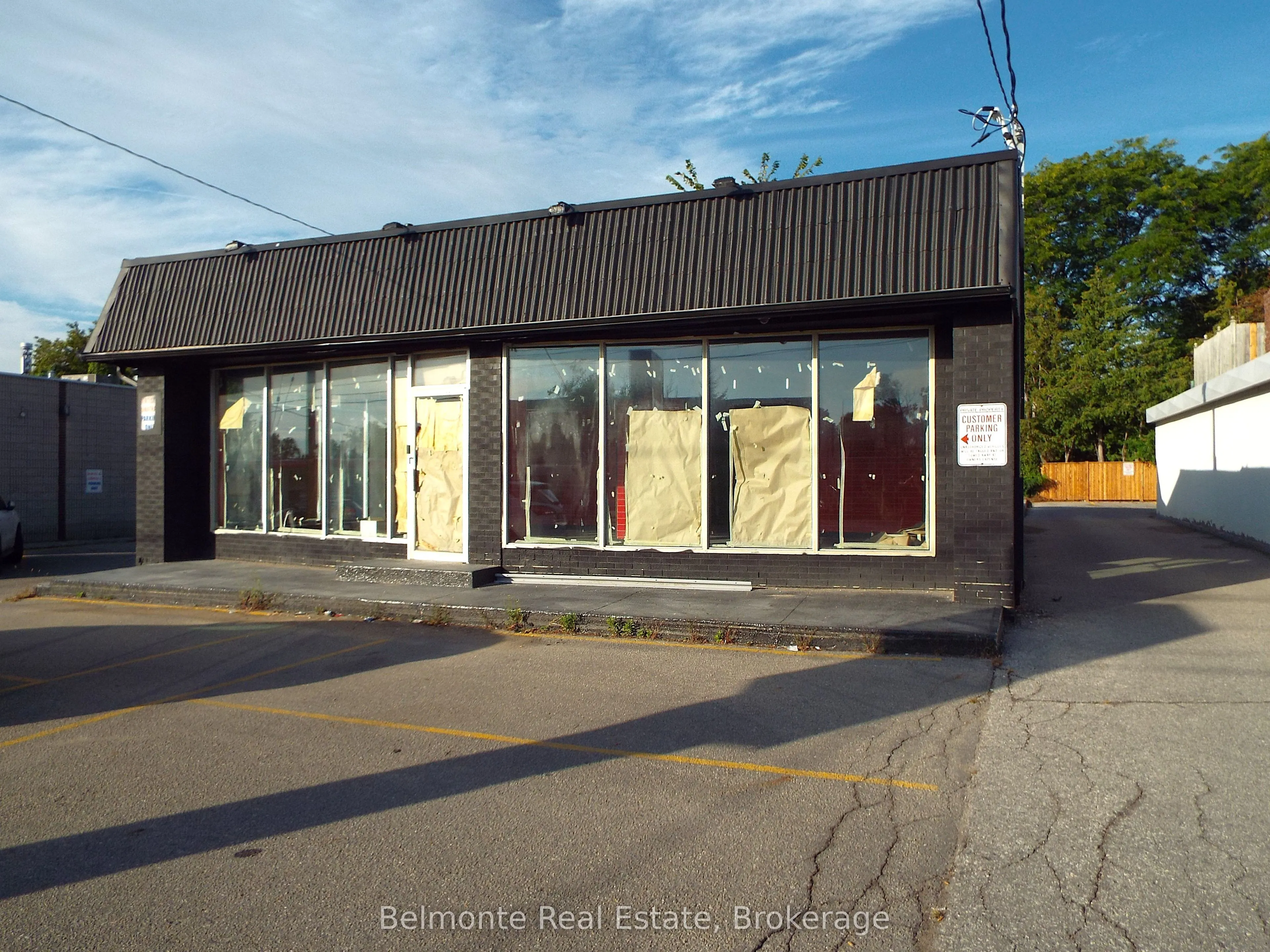 944 Simcoe Street N
