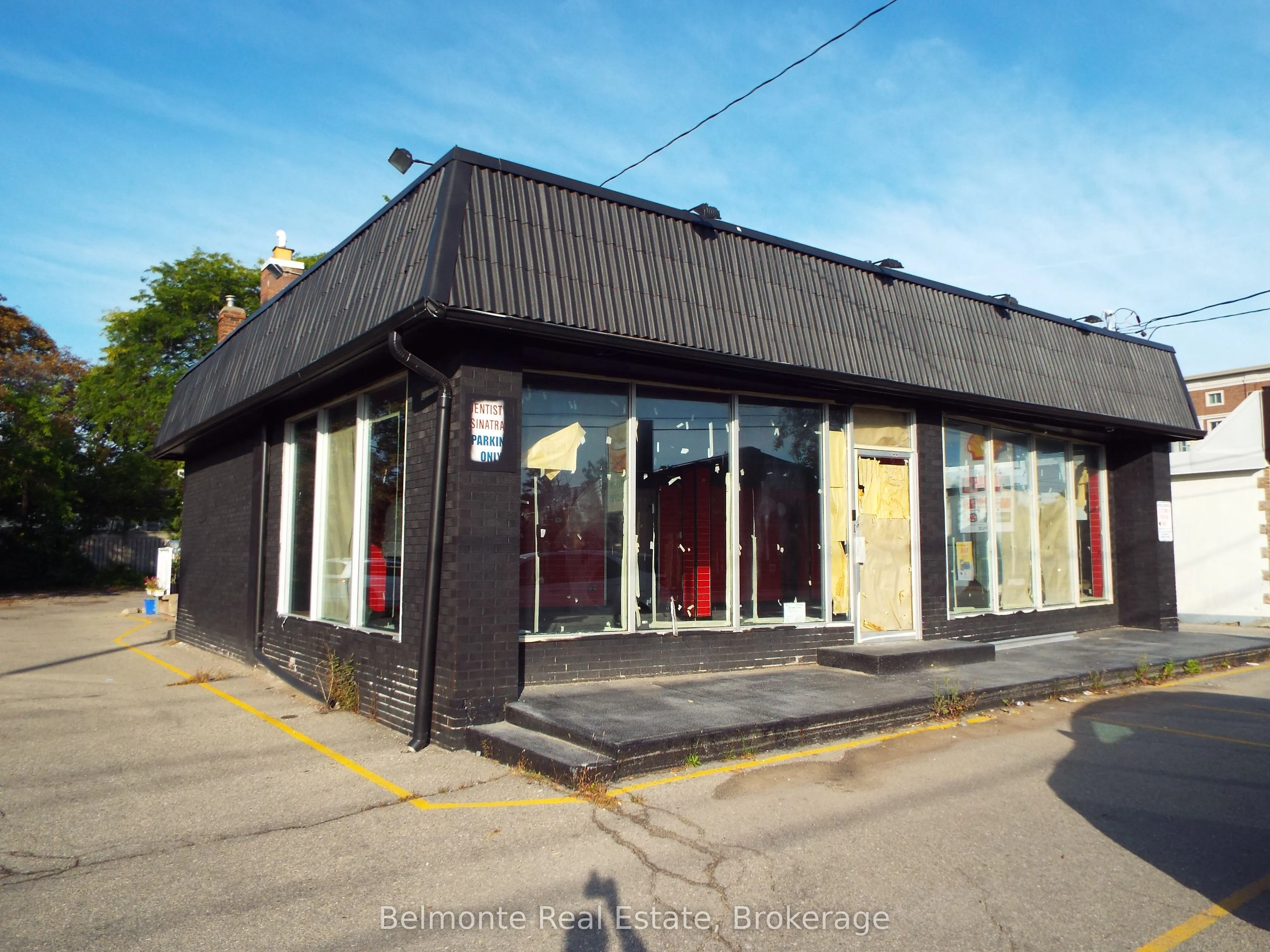 944 Simcoe Street N
