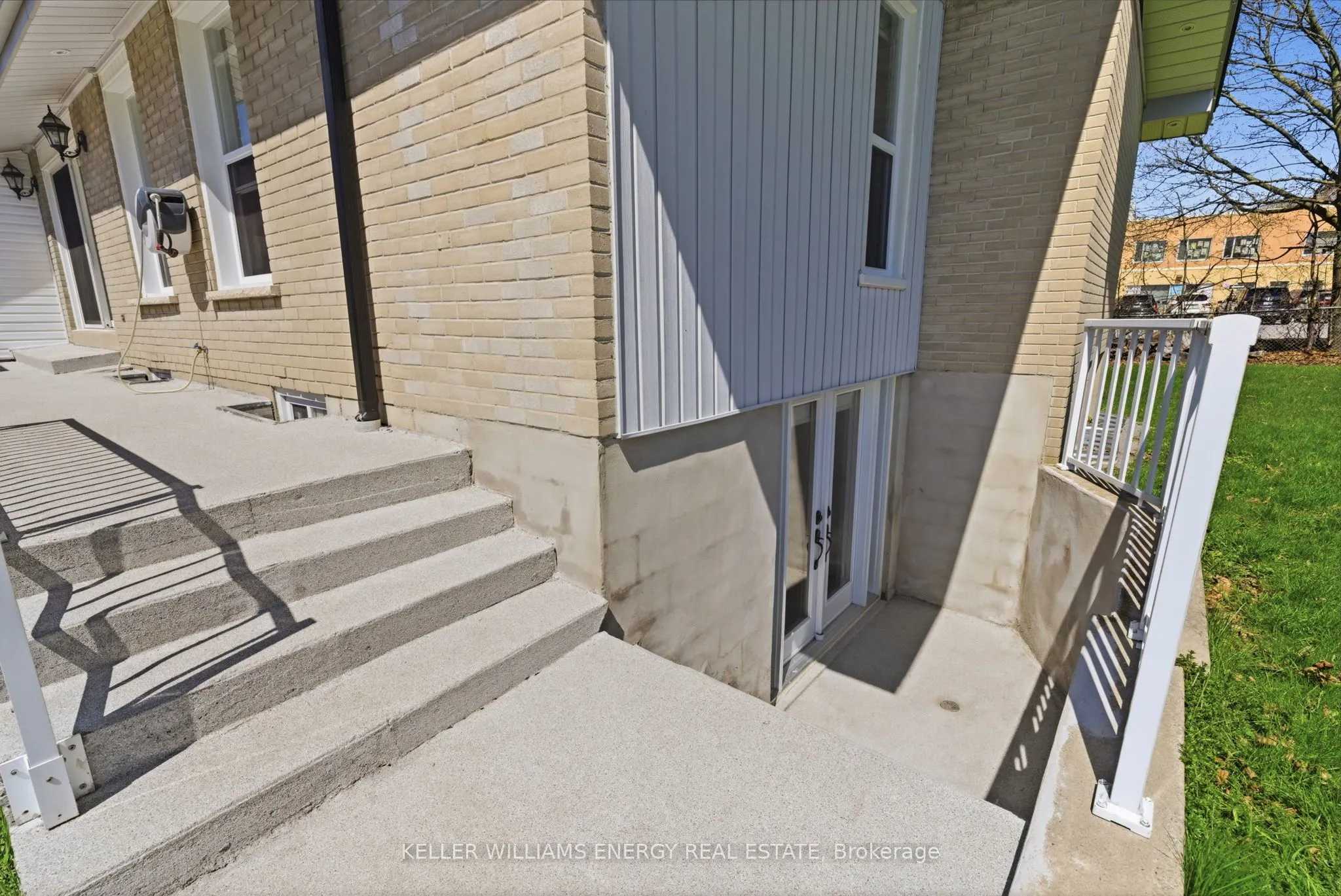 297 Grandview Street S