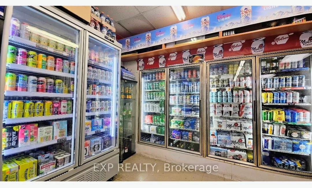 1122 Simcoe Street N