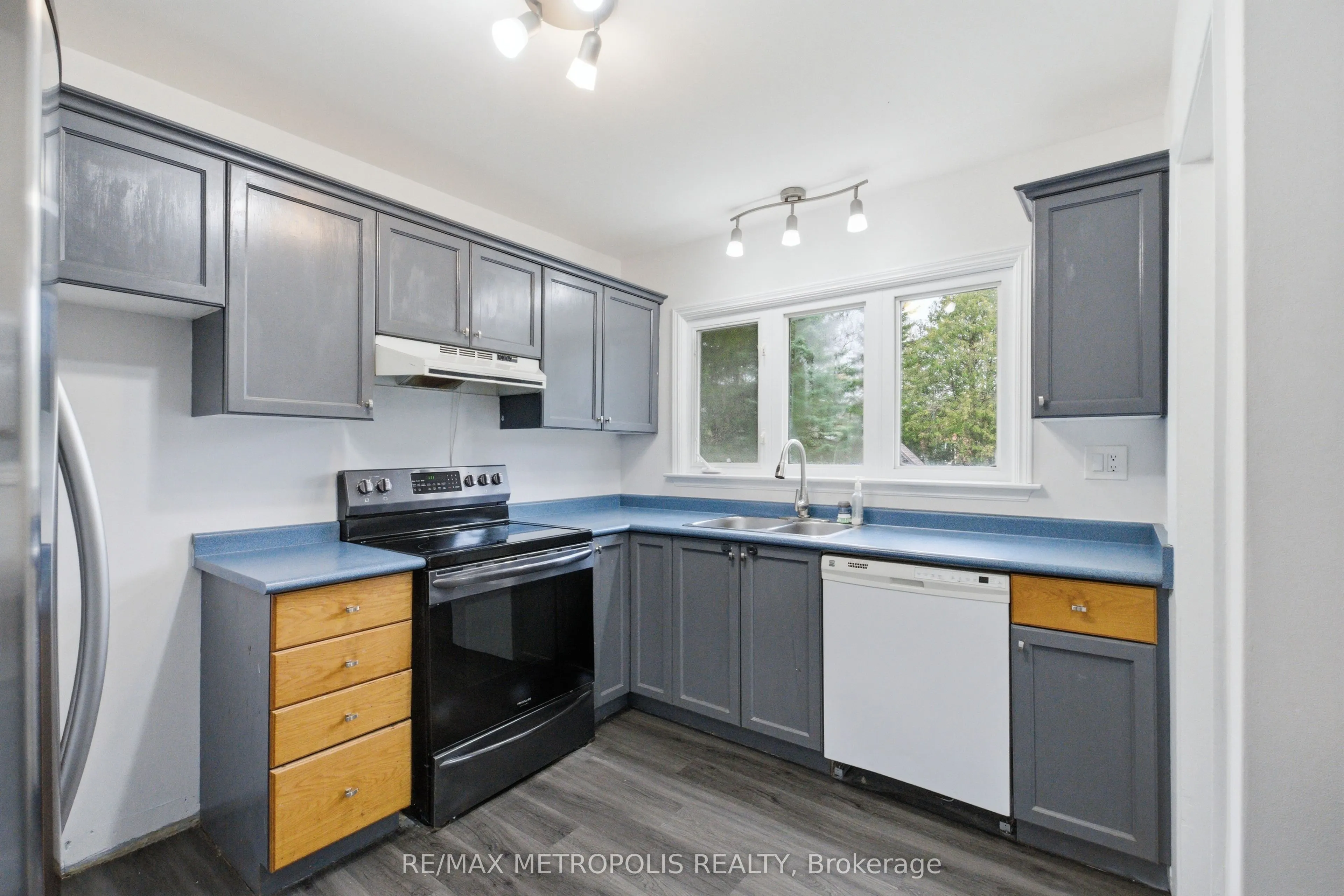 148 Winchester Road E