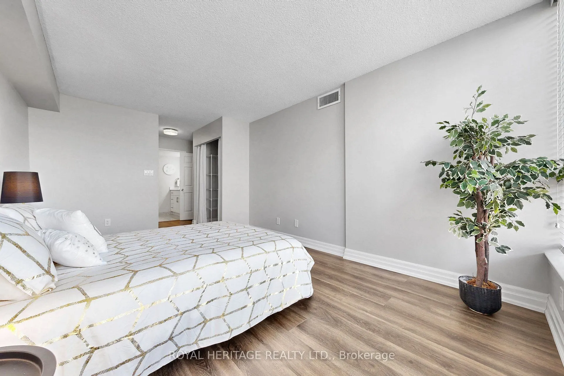 20 guildwood Parkway #207