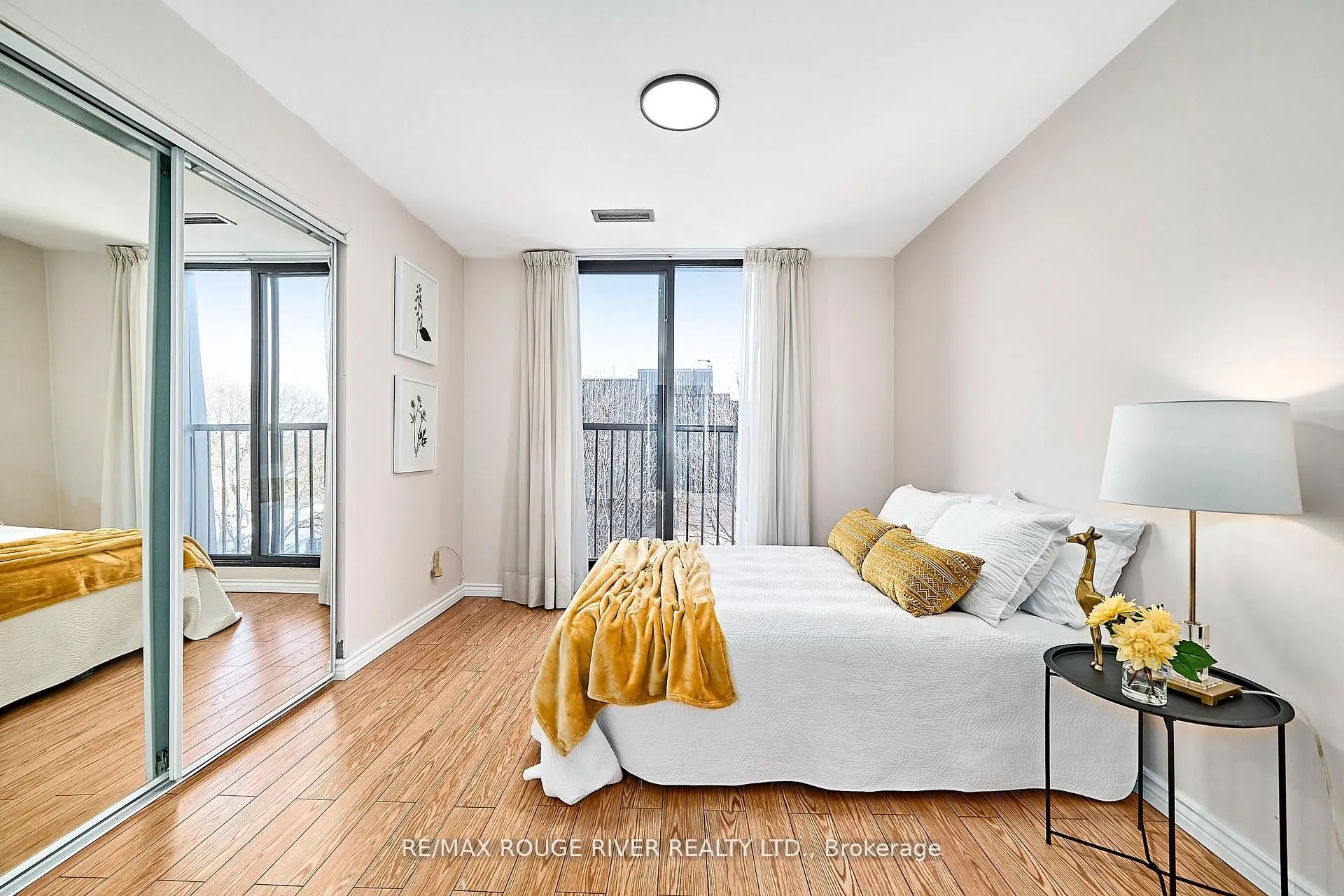 337 Simcoe Street #401