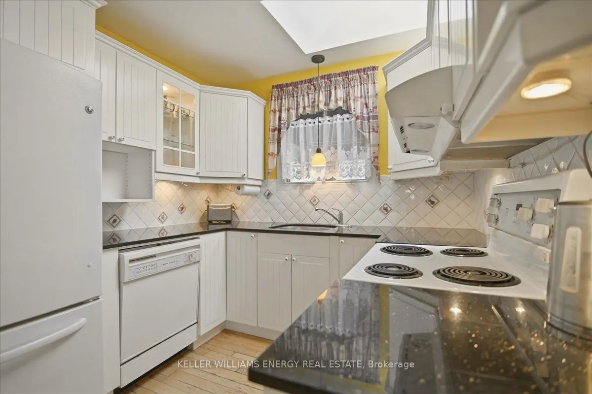 2033 Simcoe Street N