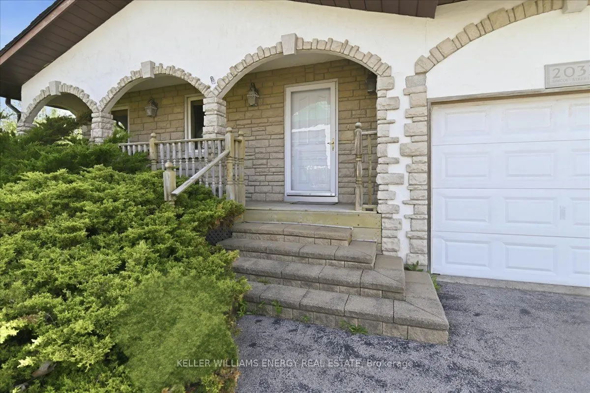 2033 Simcoe Street N