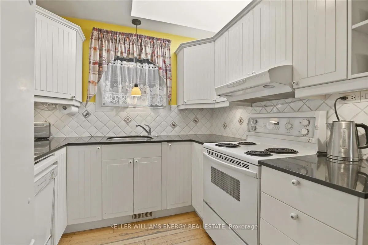 2033 Simcoe Street N