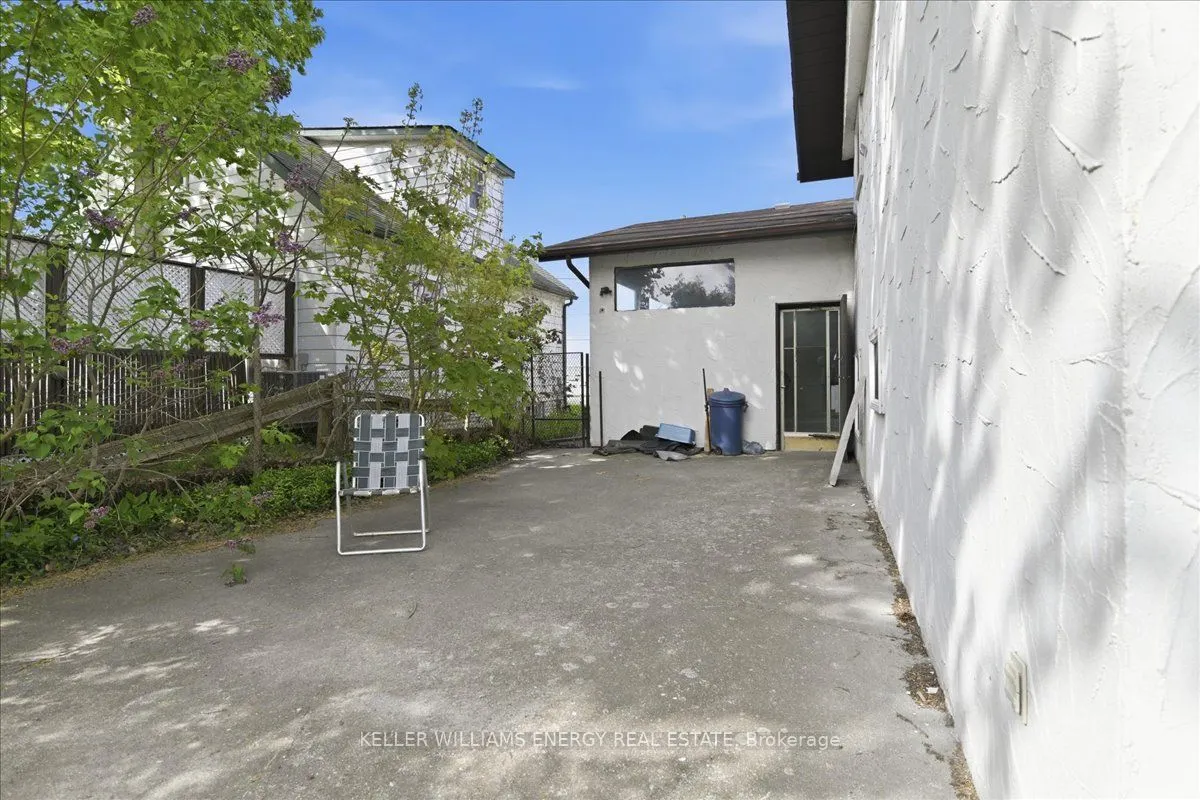 2033 Simcoe Street N