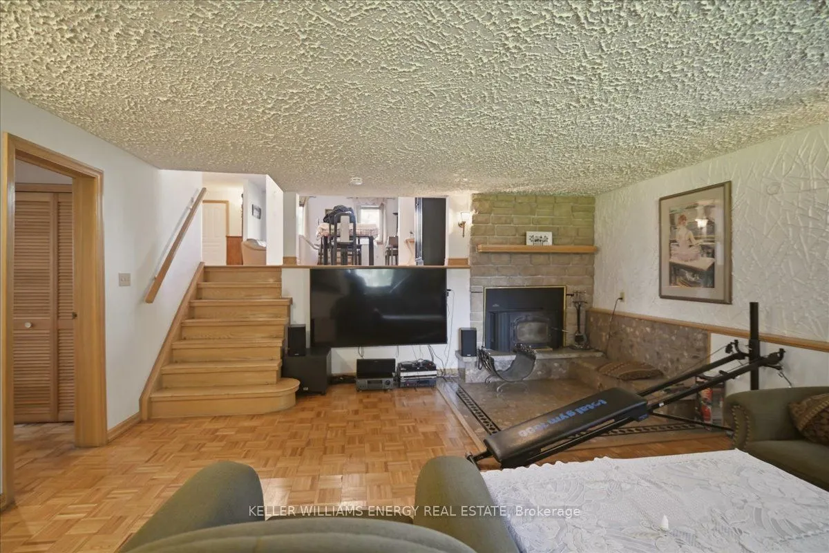 2033 Simcoe Street N