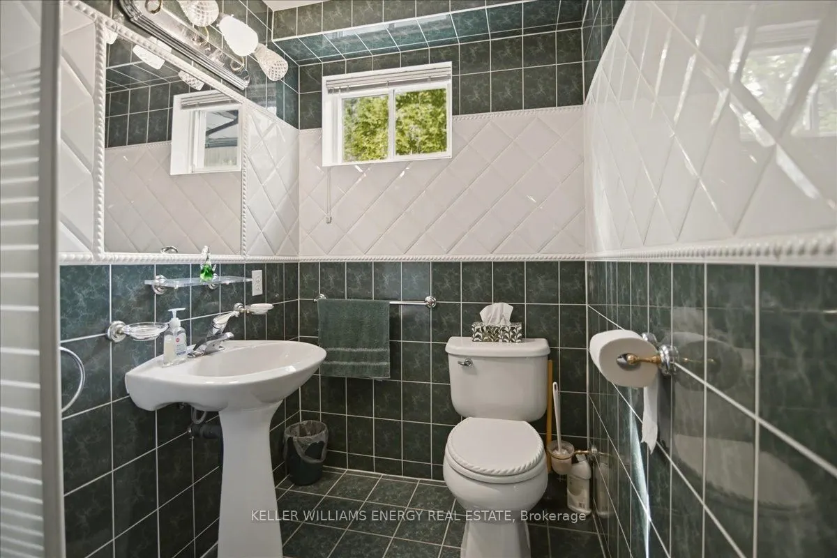 2033 Simcoe Street N