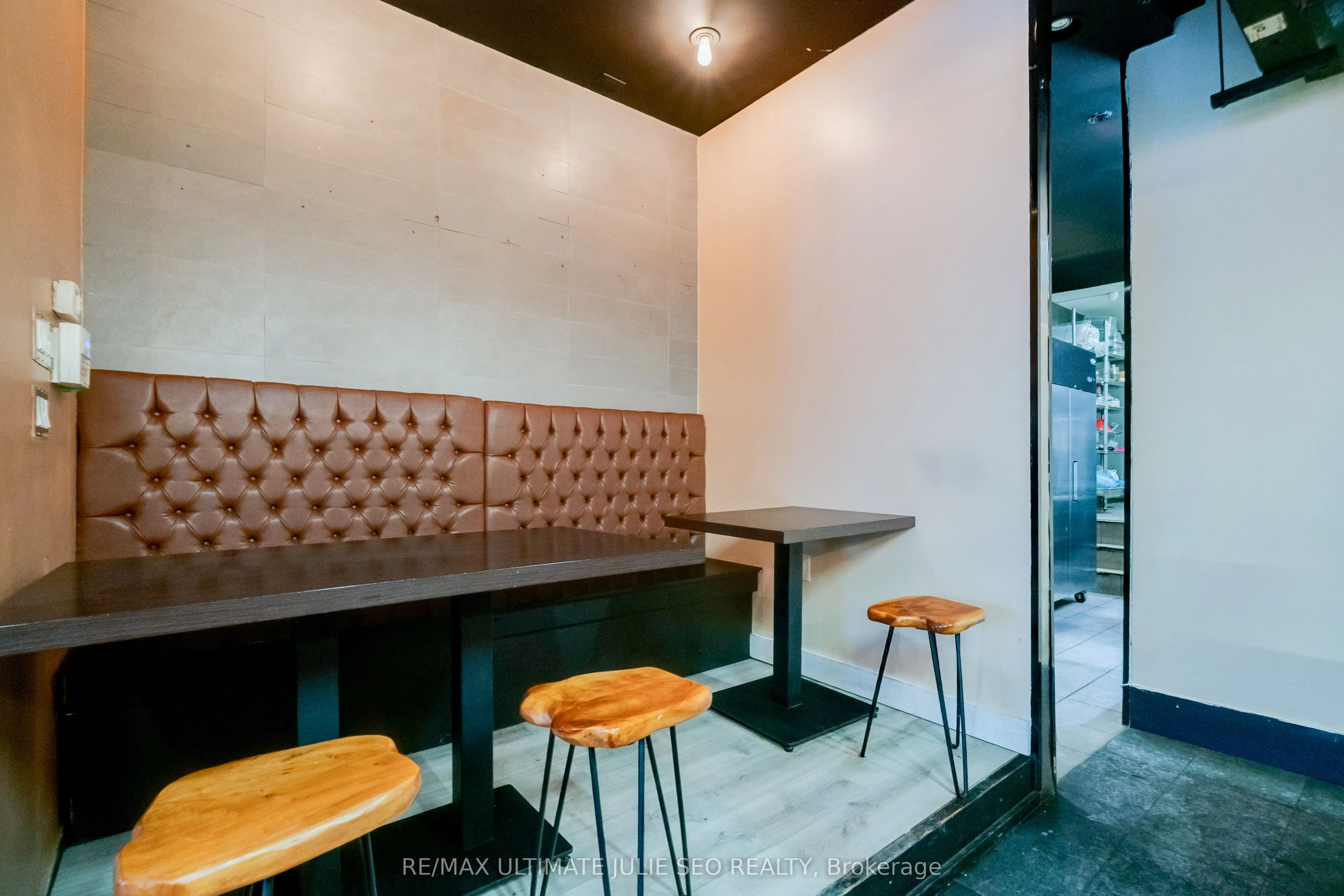 2014 QUEEN Street E