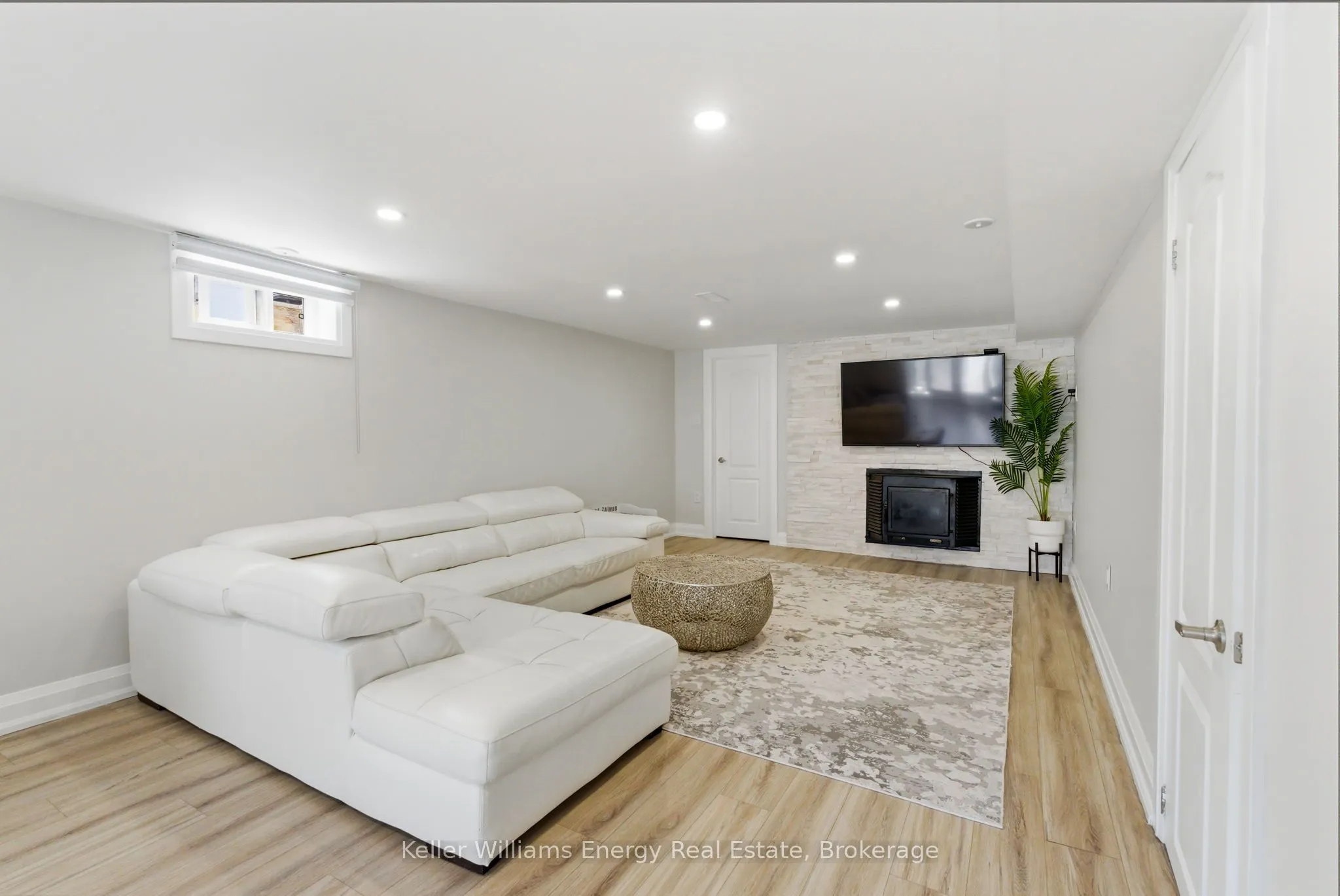 297 Grandview Street S