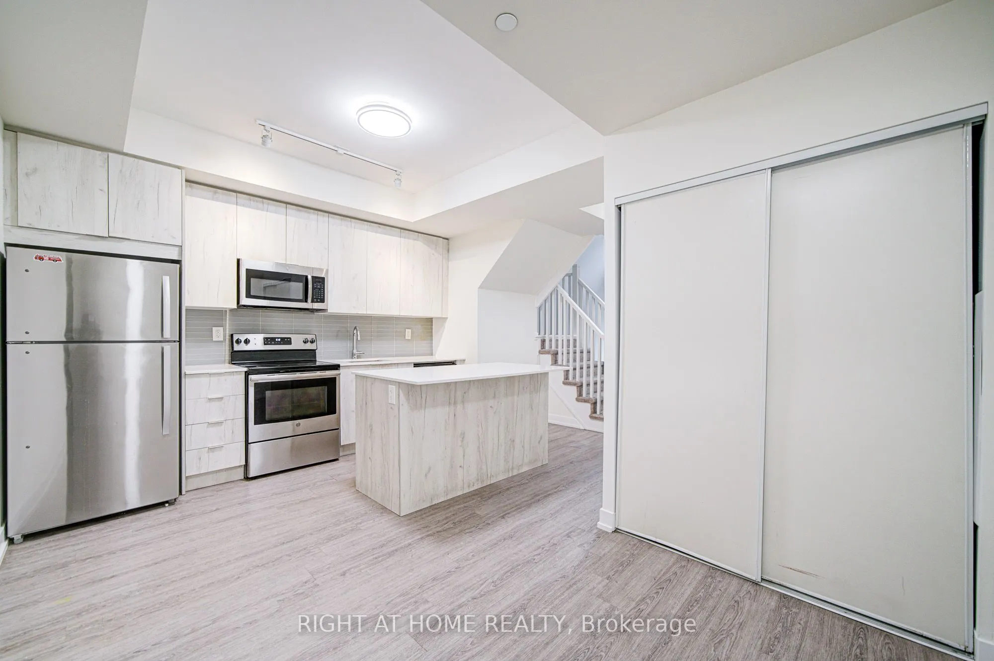 1350 Kingston Road #Th03
