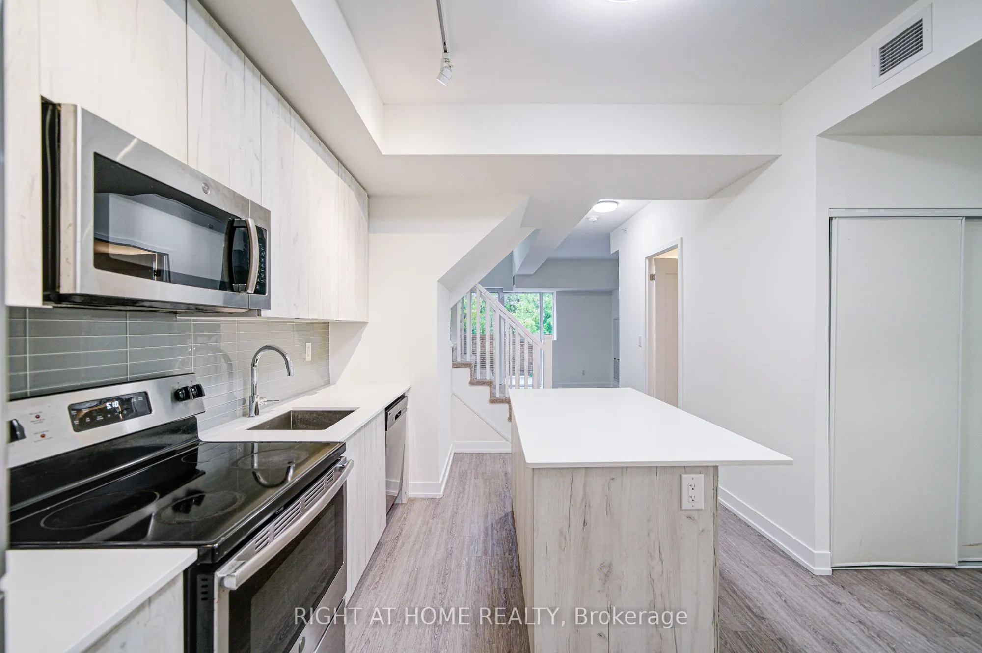 1350 Kingston Road #Th03
