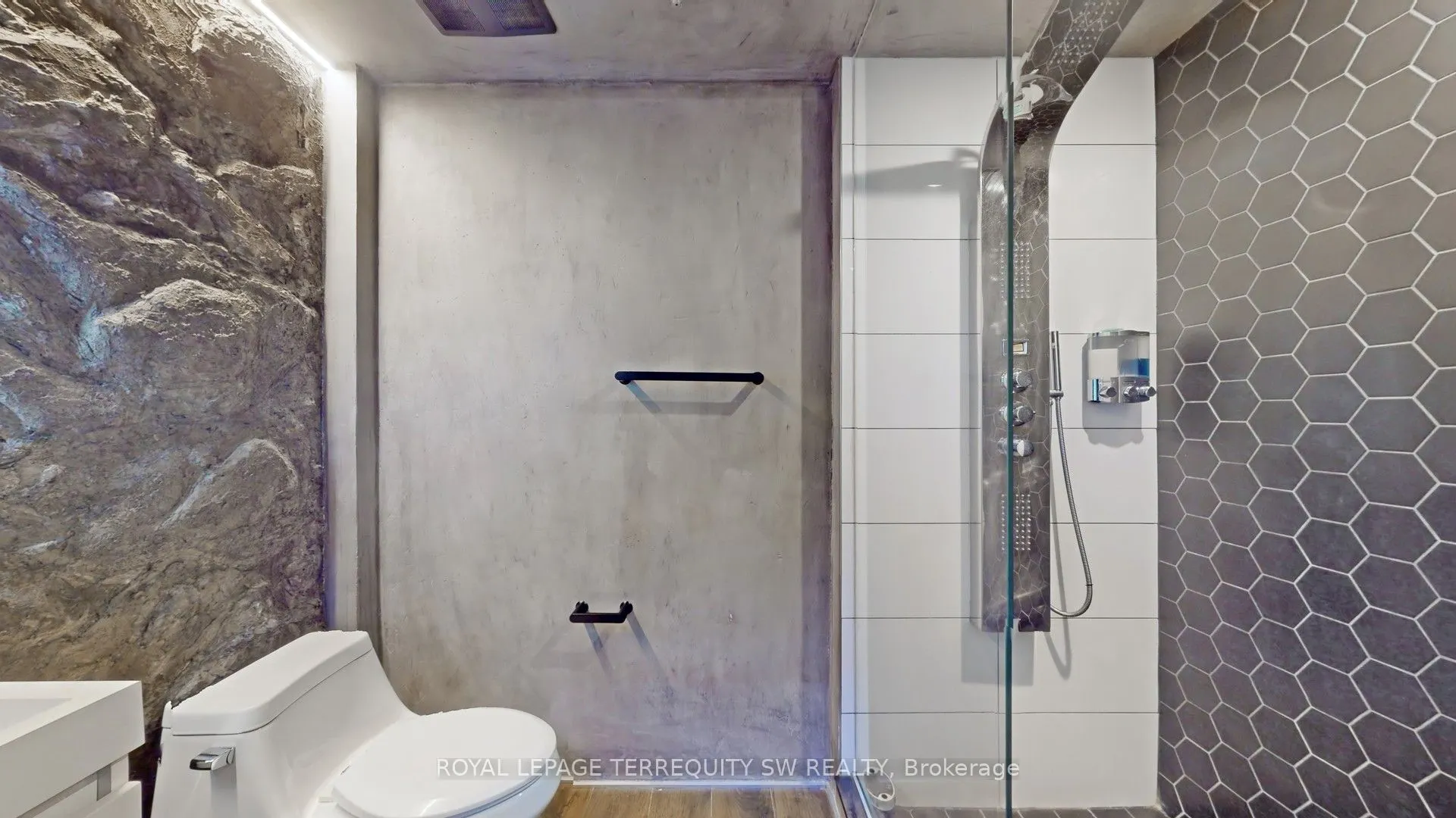 326 Carlaw Avenue #124