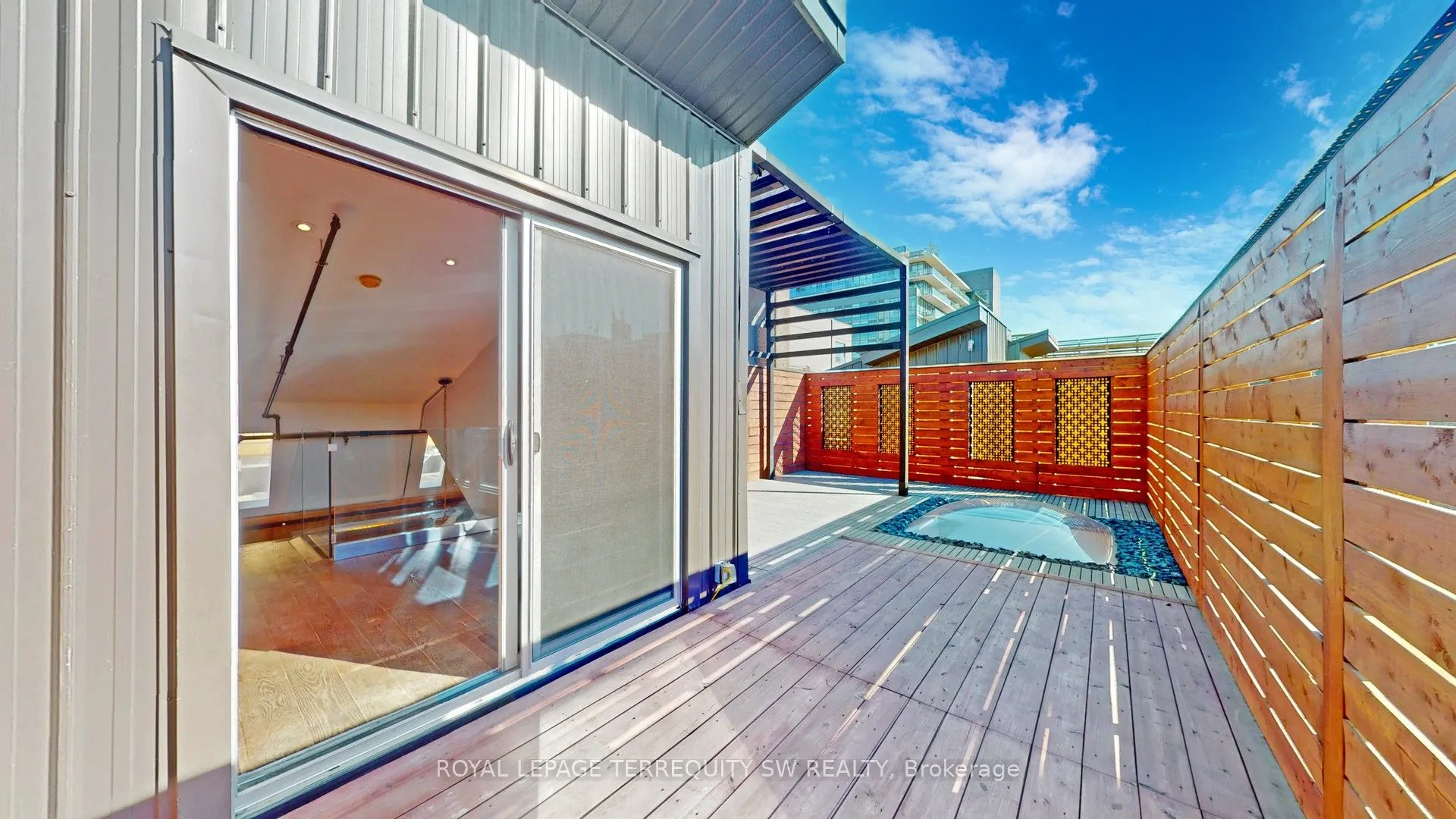326 Carlaw Avenue #124