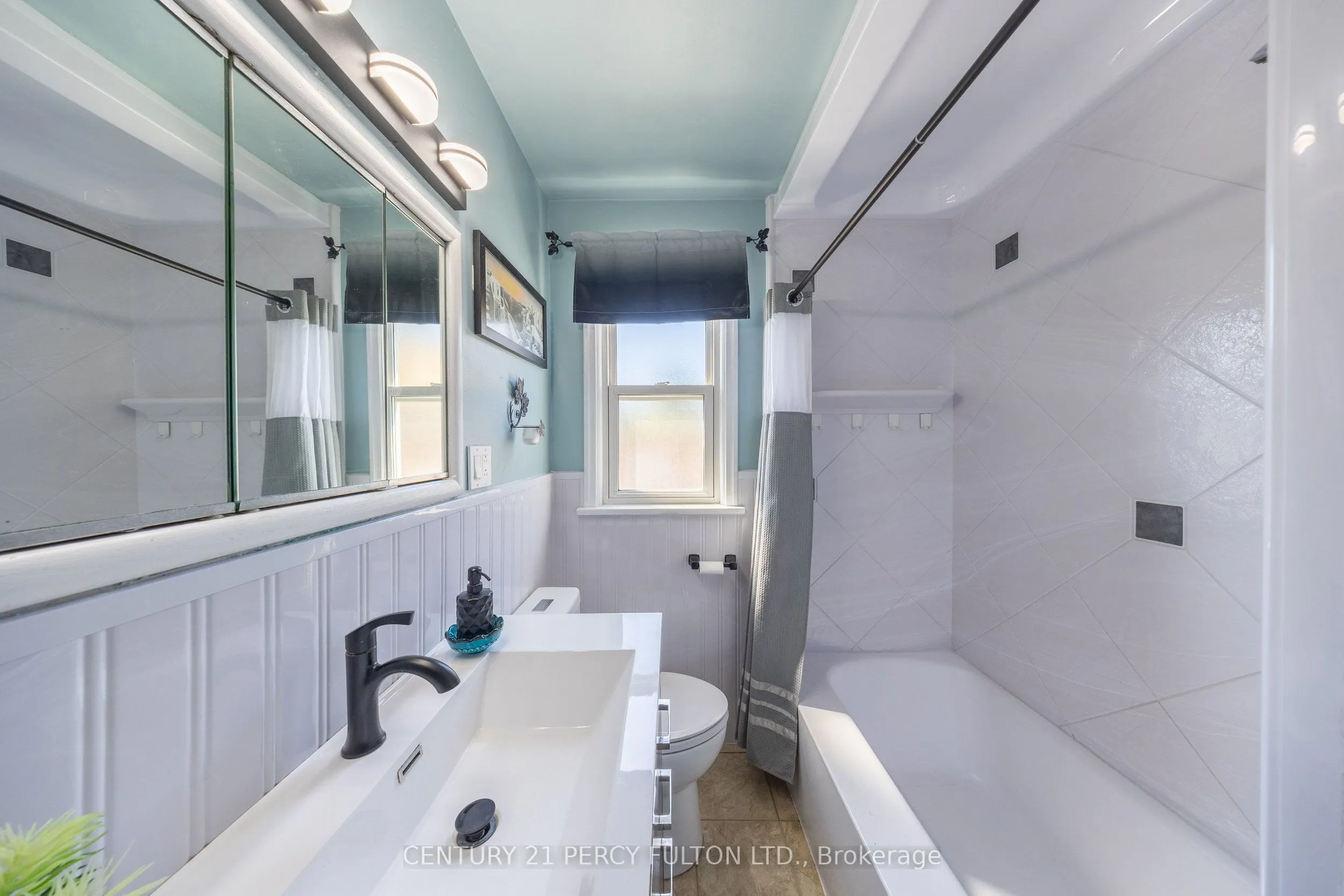 816 SIMCOE Street N
