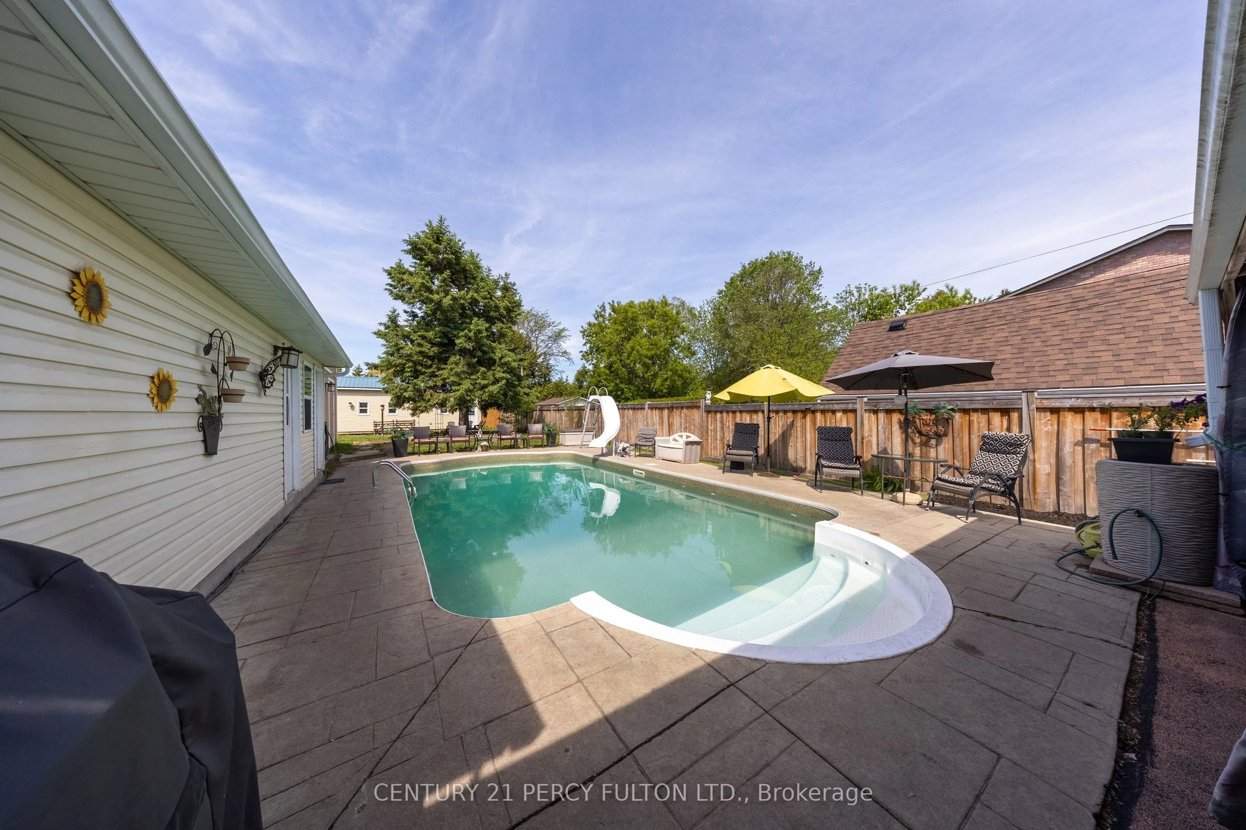 816 SIMCOE Street N