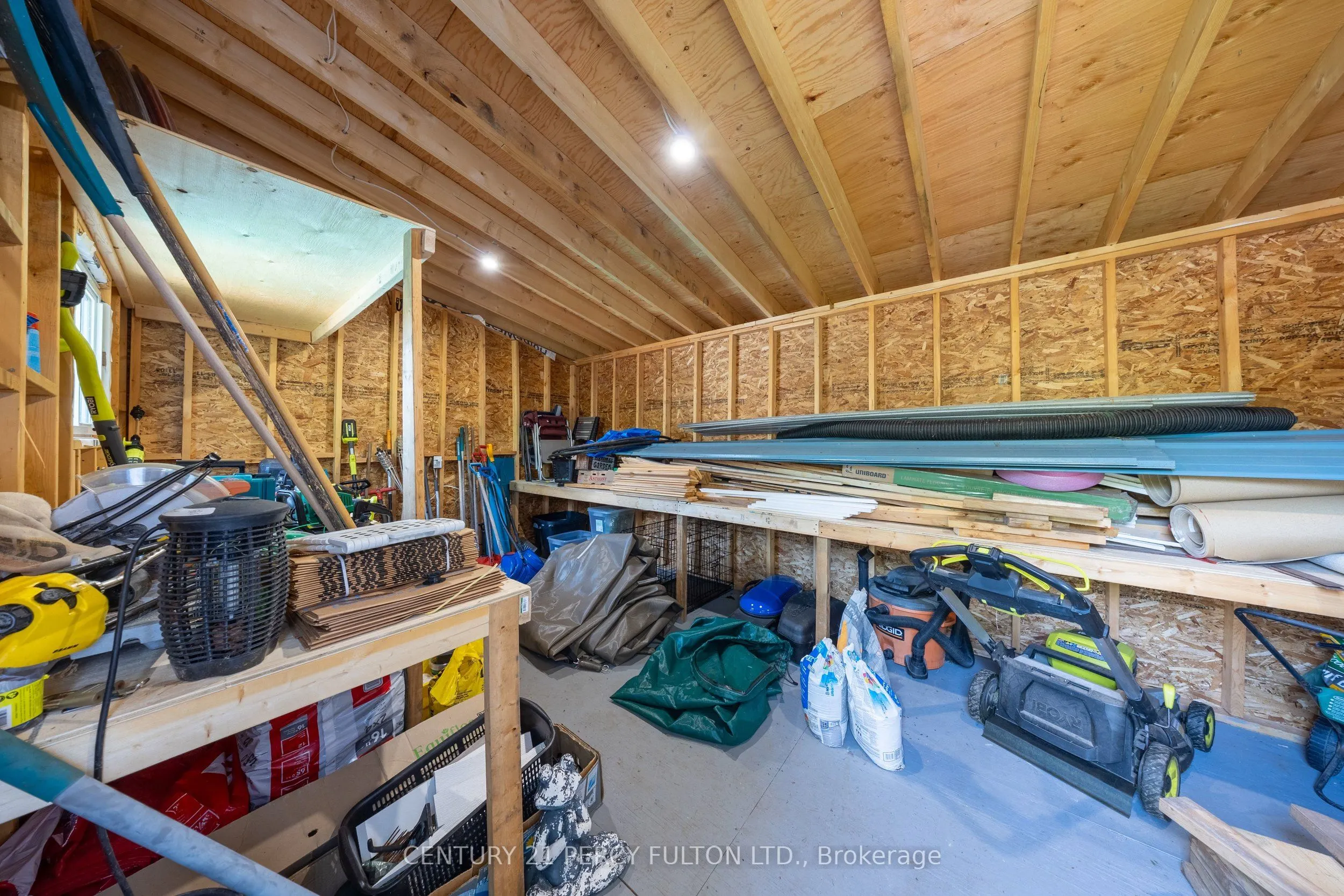 816 SIMCOE Street N
