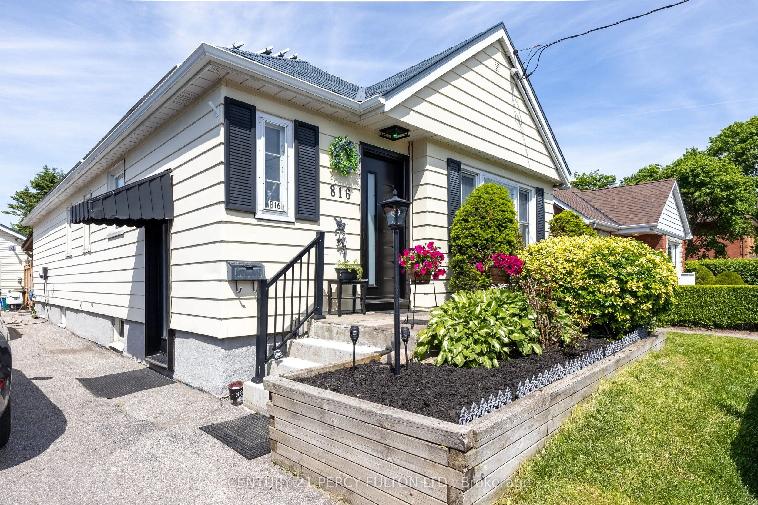 816 SIMCOE Street N
