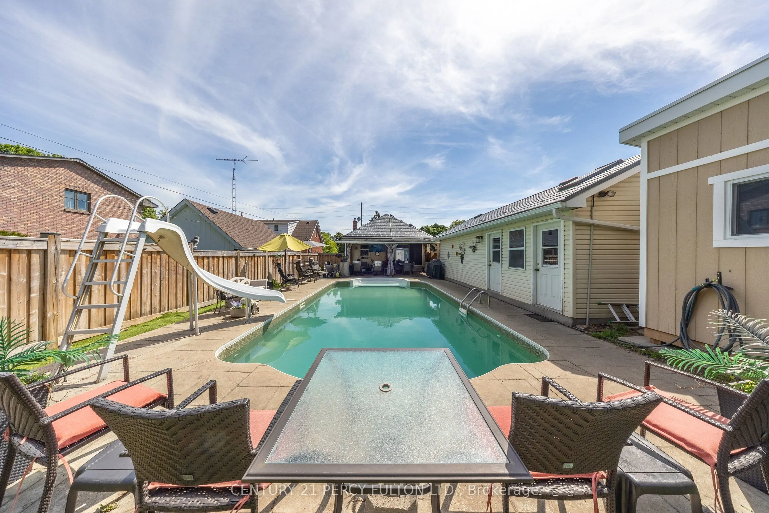 816 SIMCOE Street N