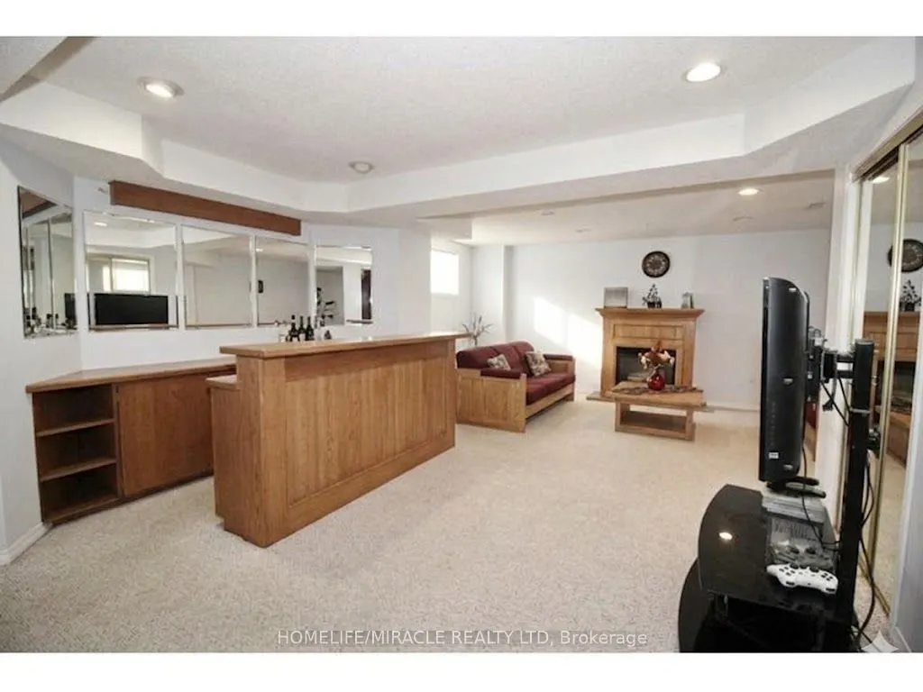 8 Sayor Drive