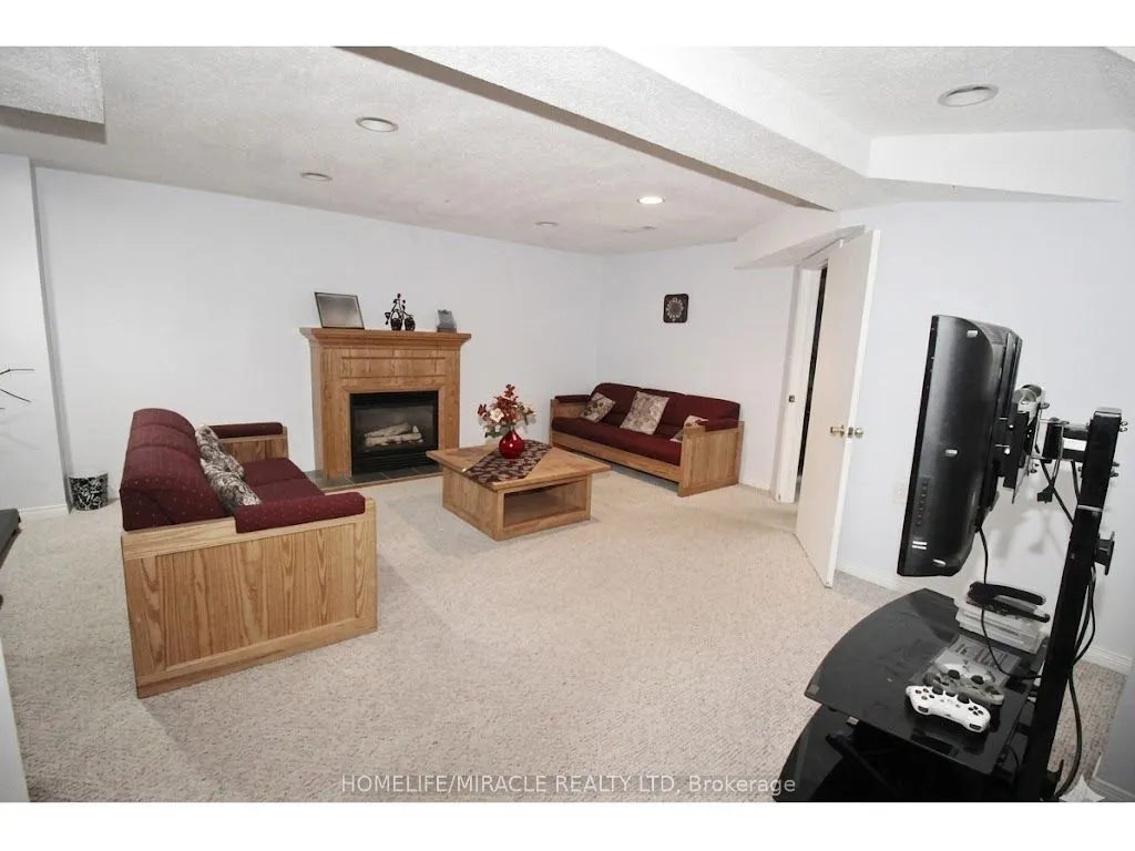 8 Sayor Drive