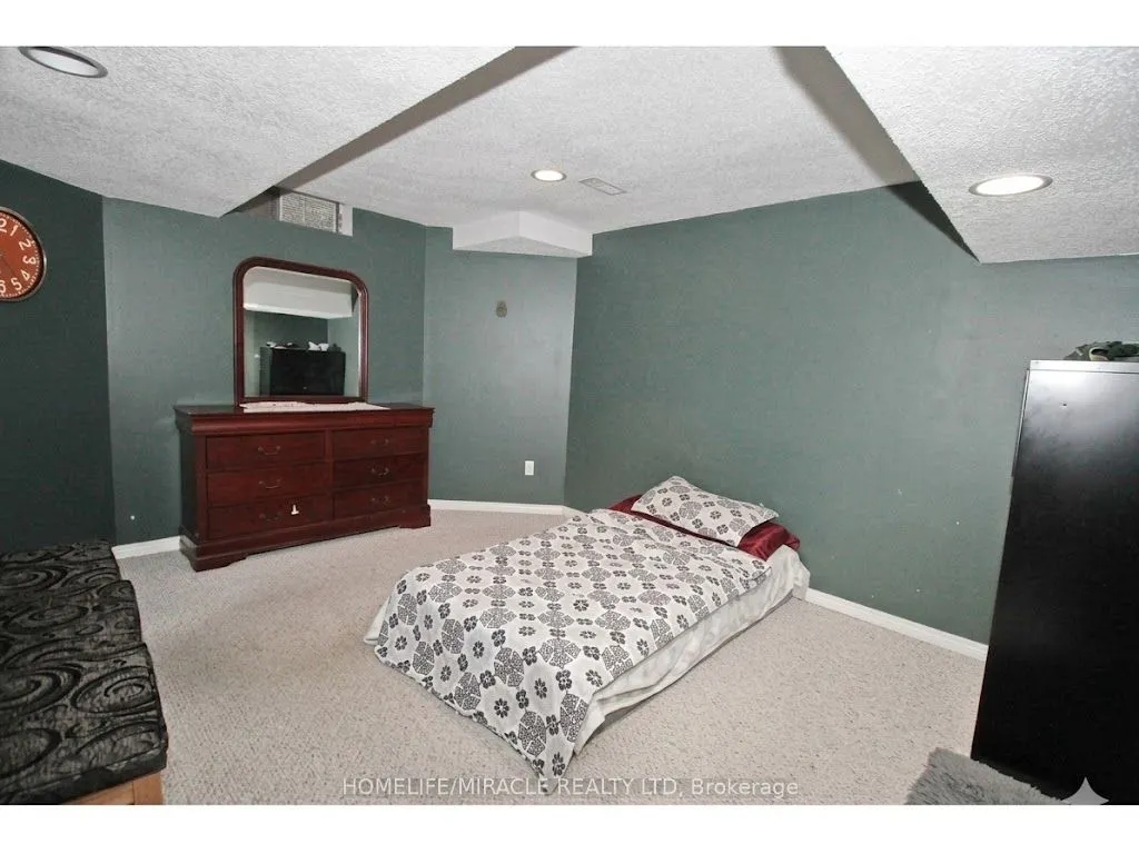 8 Sayor Drive