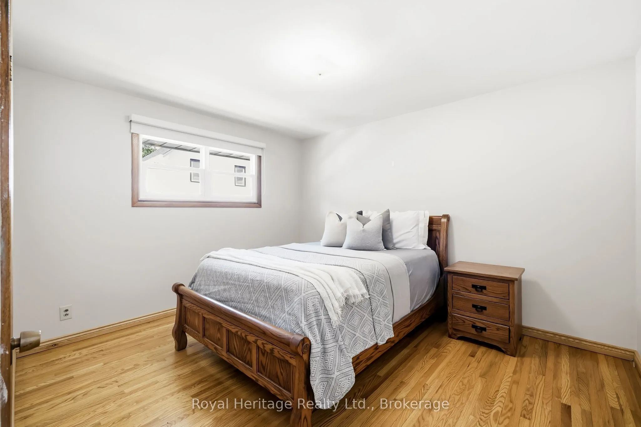 12 Simcoe Street