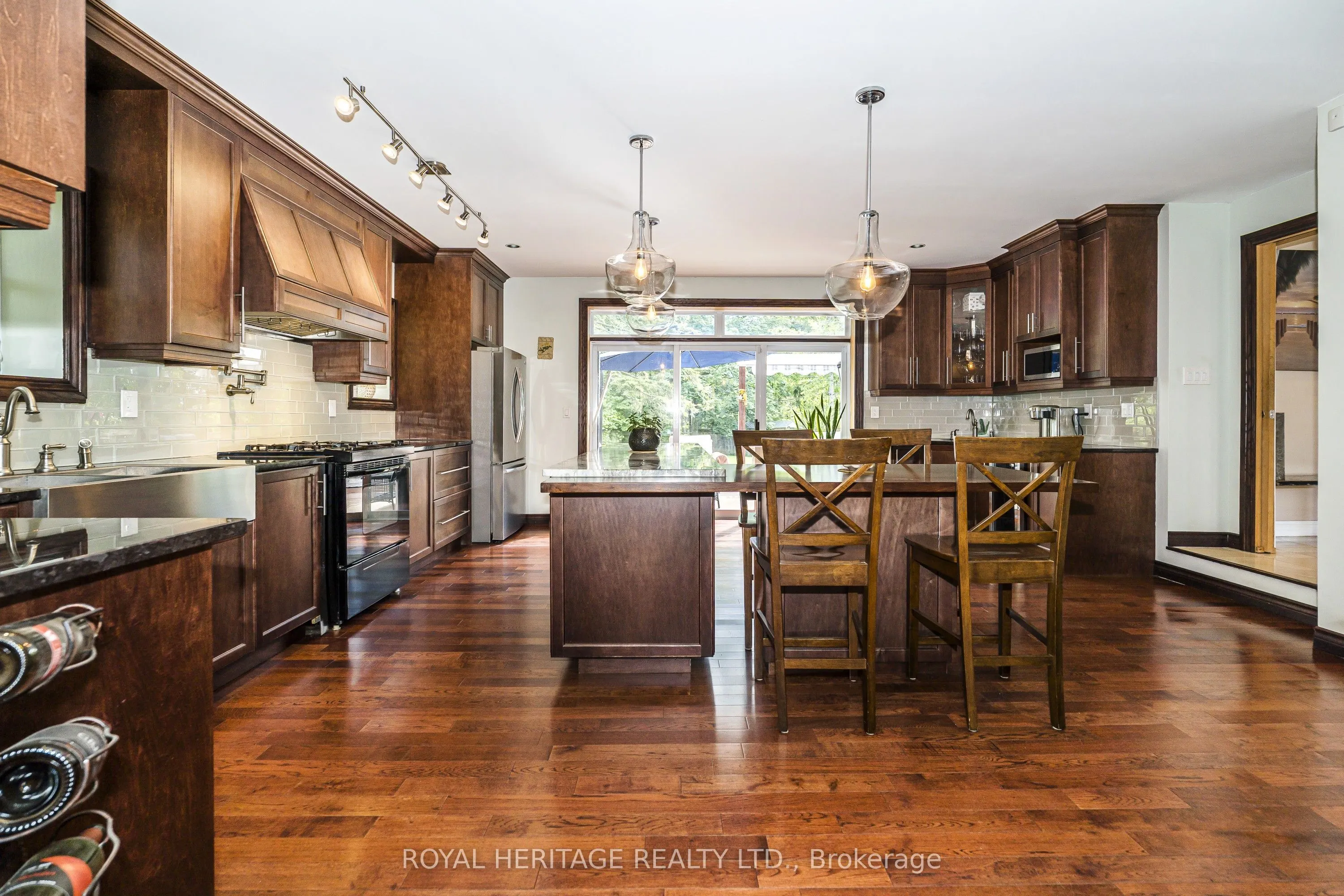 956 Bayshore Court