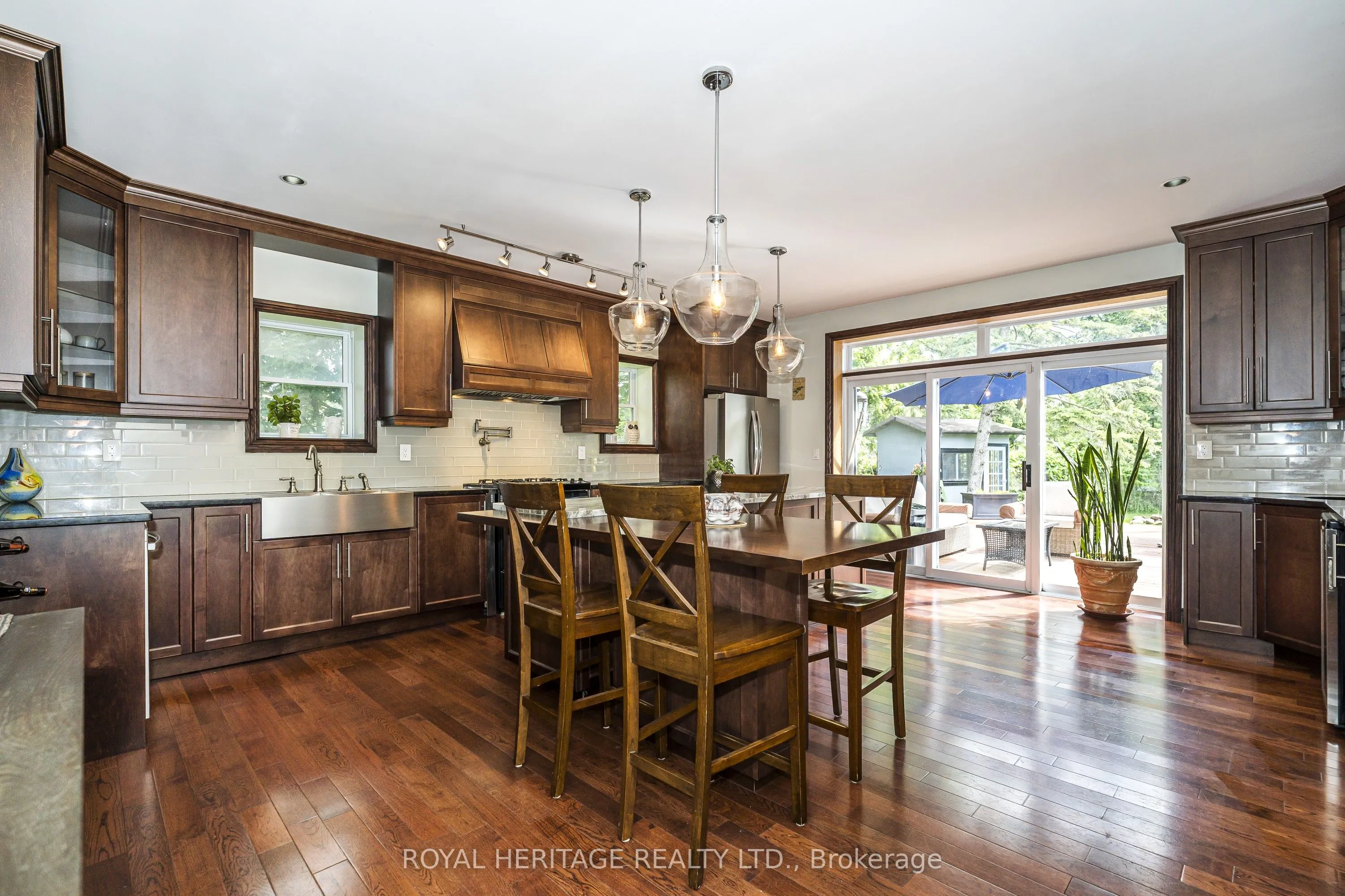 956 Bayshore Court