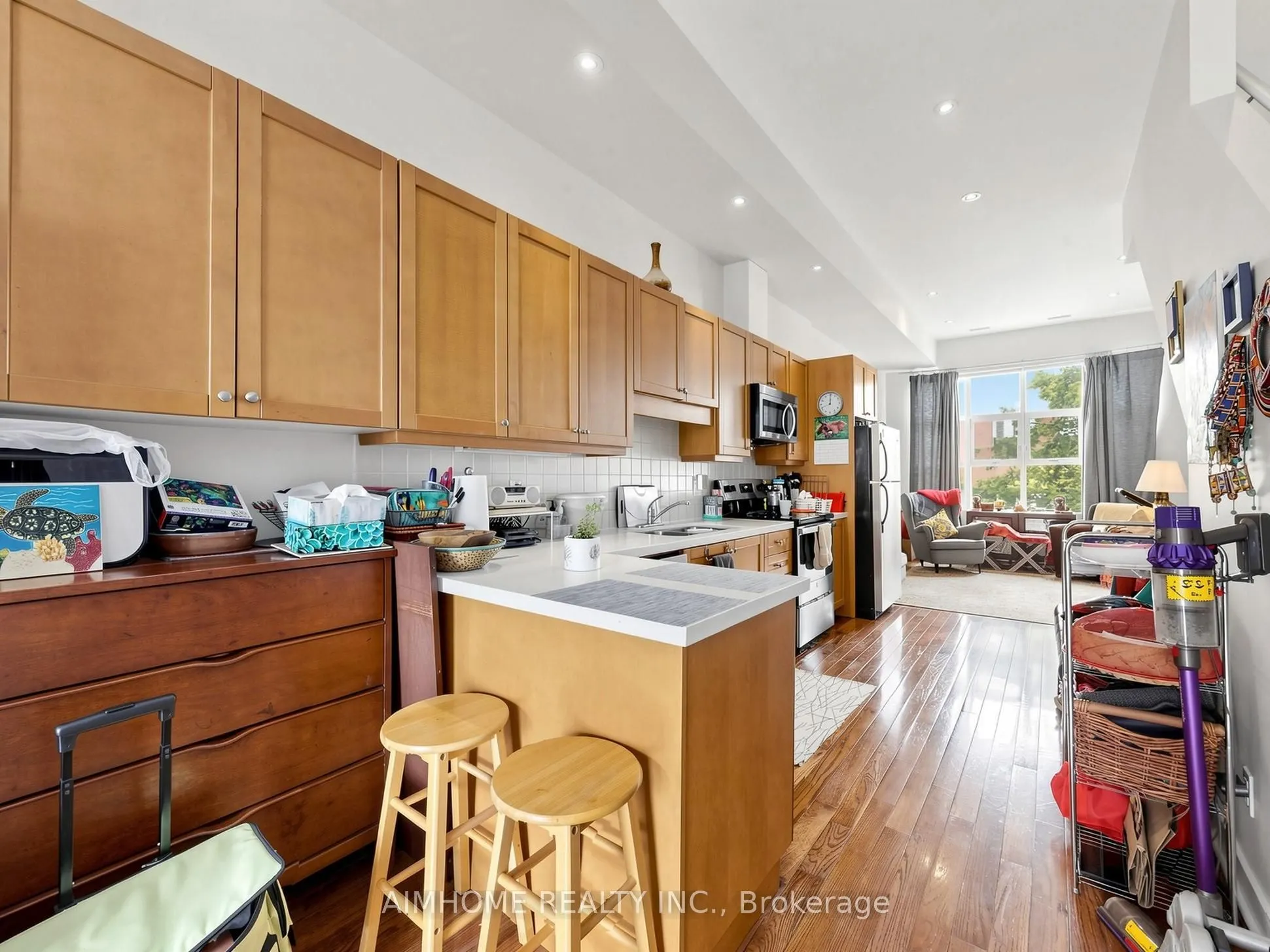 1089 Dundas Street E