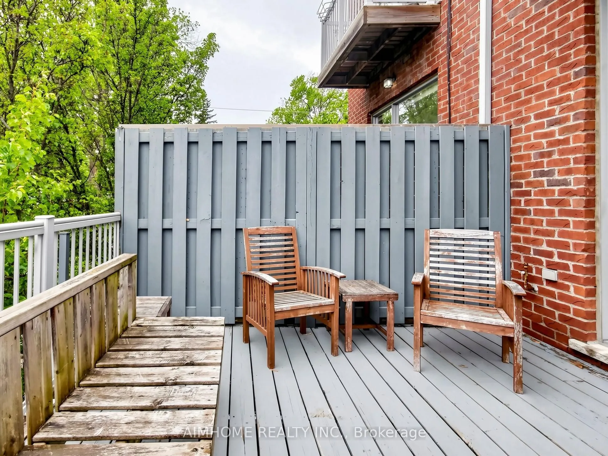 1089 Dundas Street E