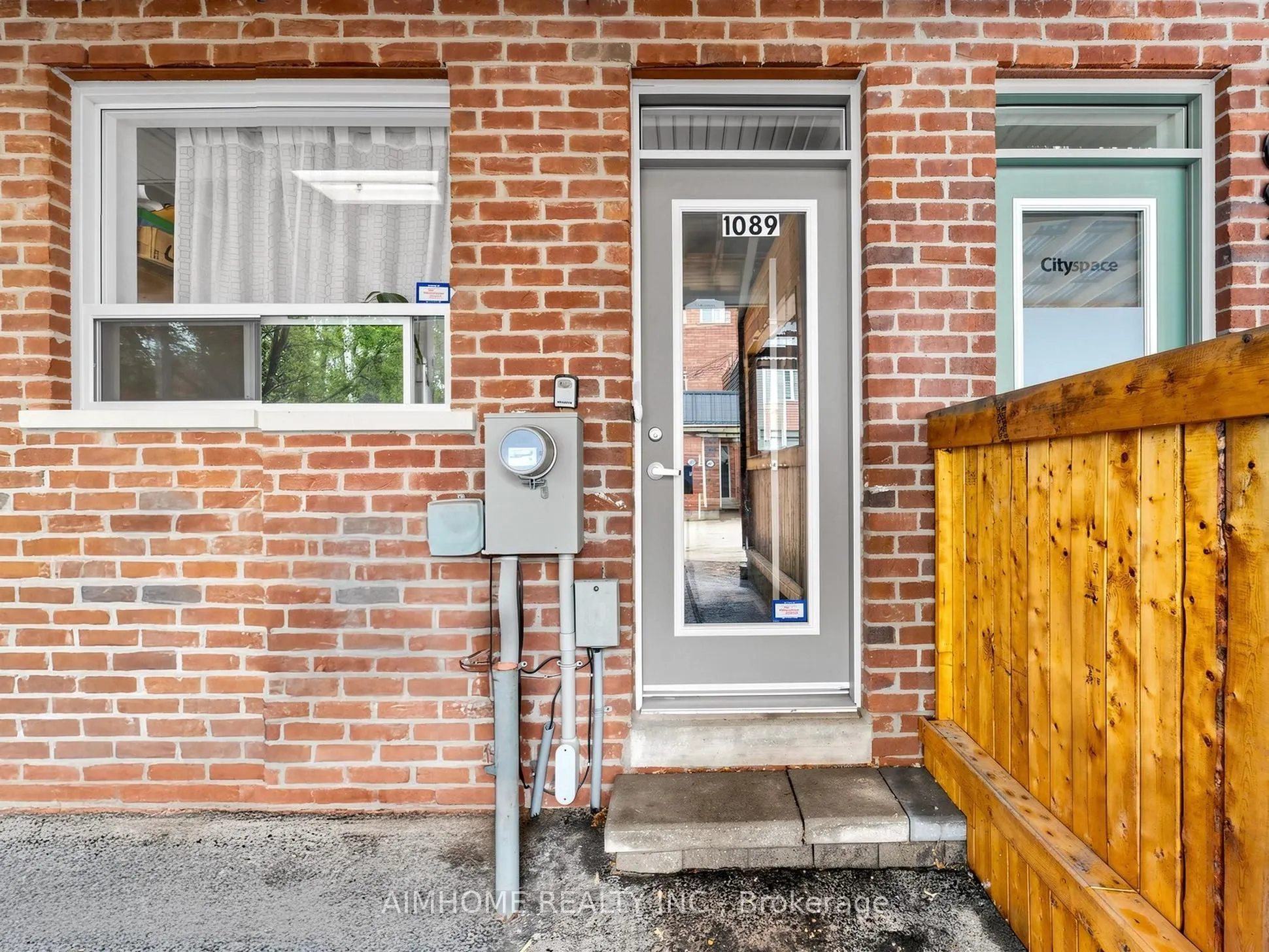1089 Dundas Street E