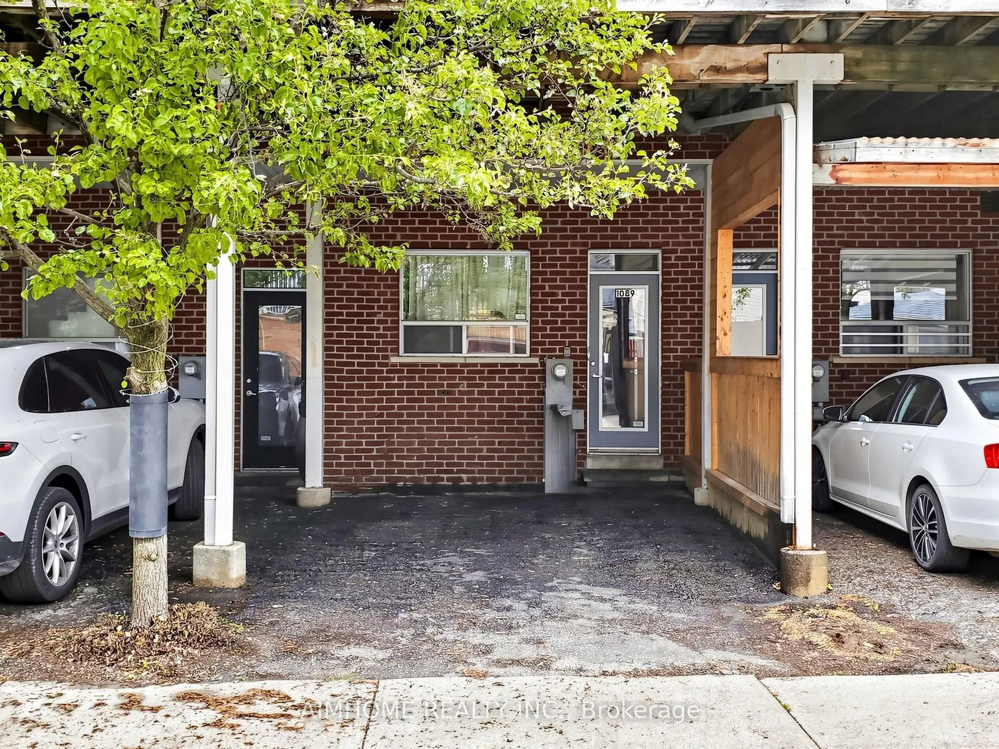 1089 Dundas Street E