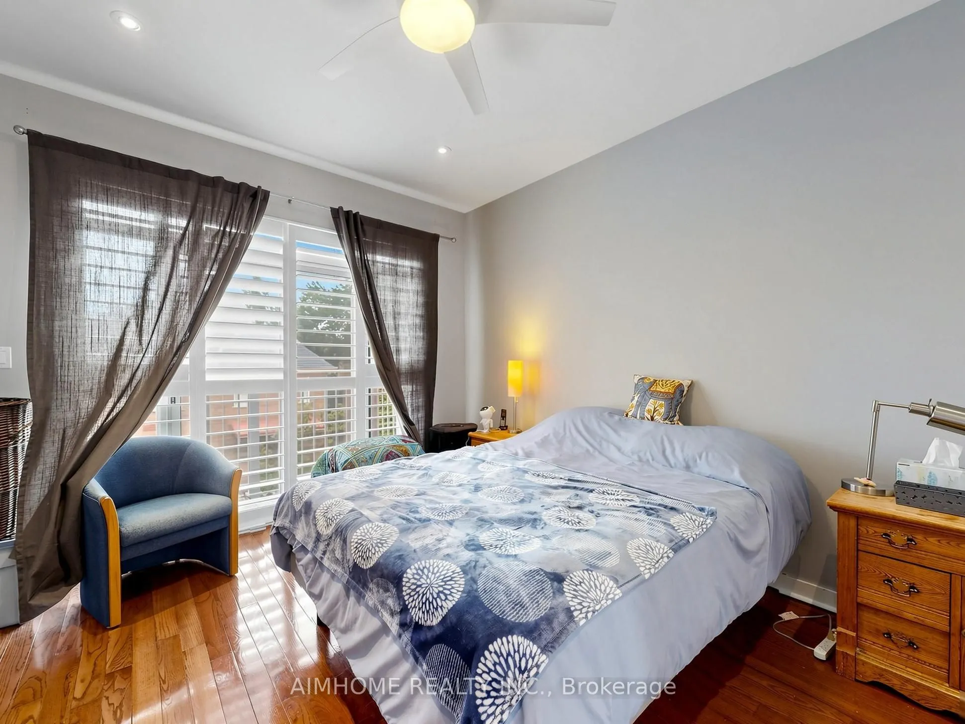 1089 Dundas Street E