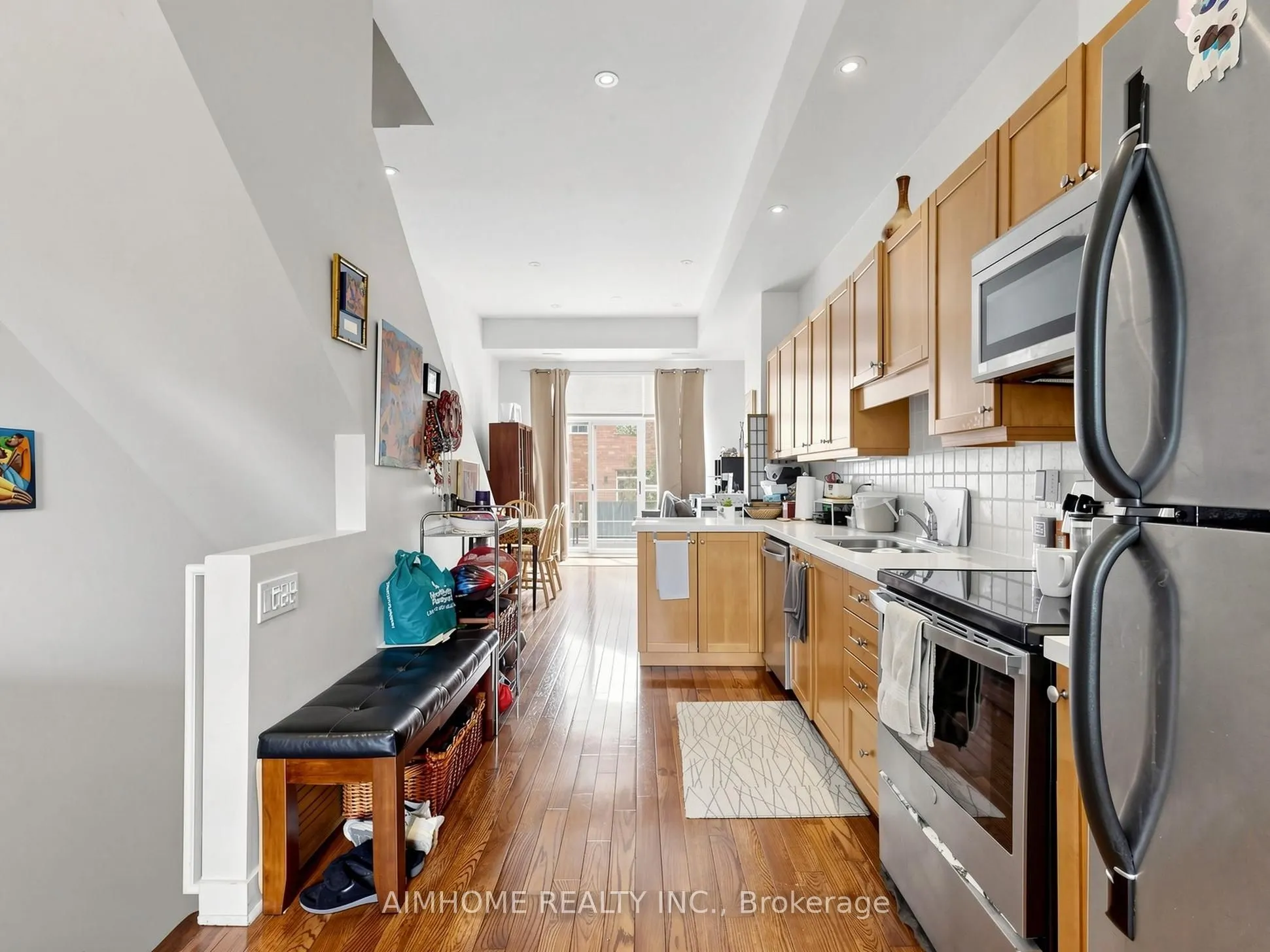 1089 Dundas Street E