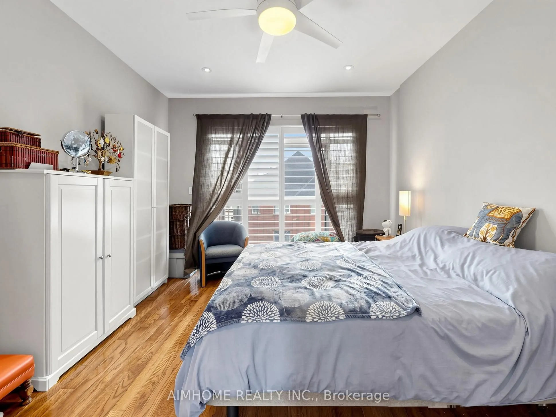 1089 Dundas Street E