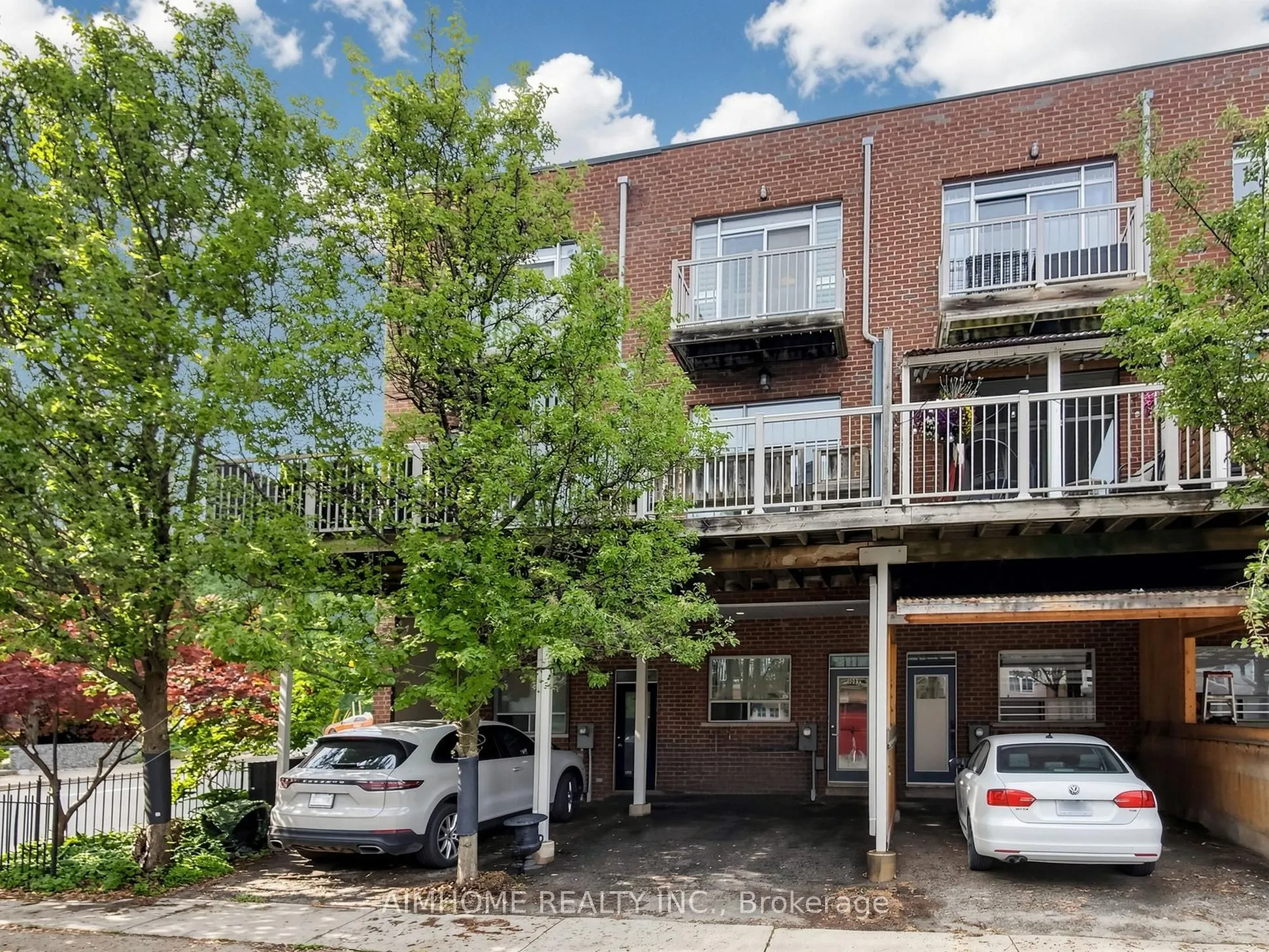 1089 Dundas Street E