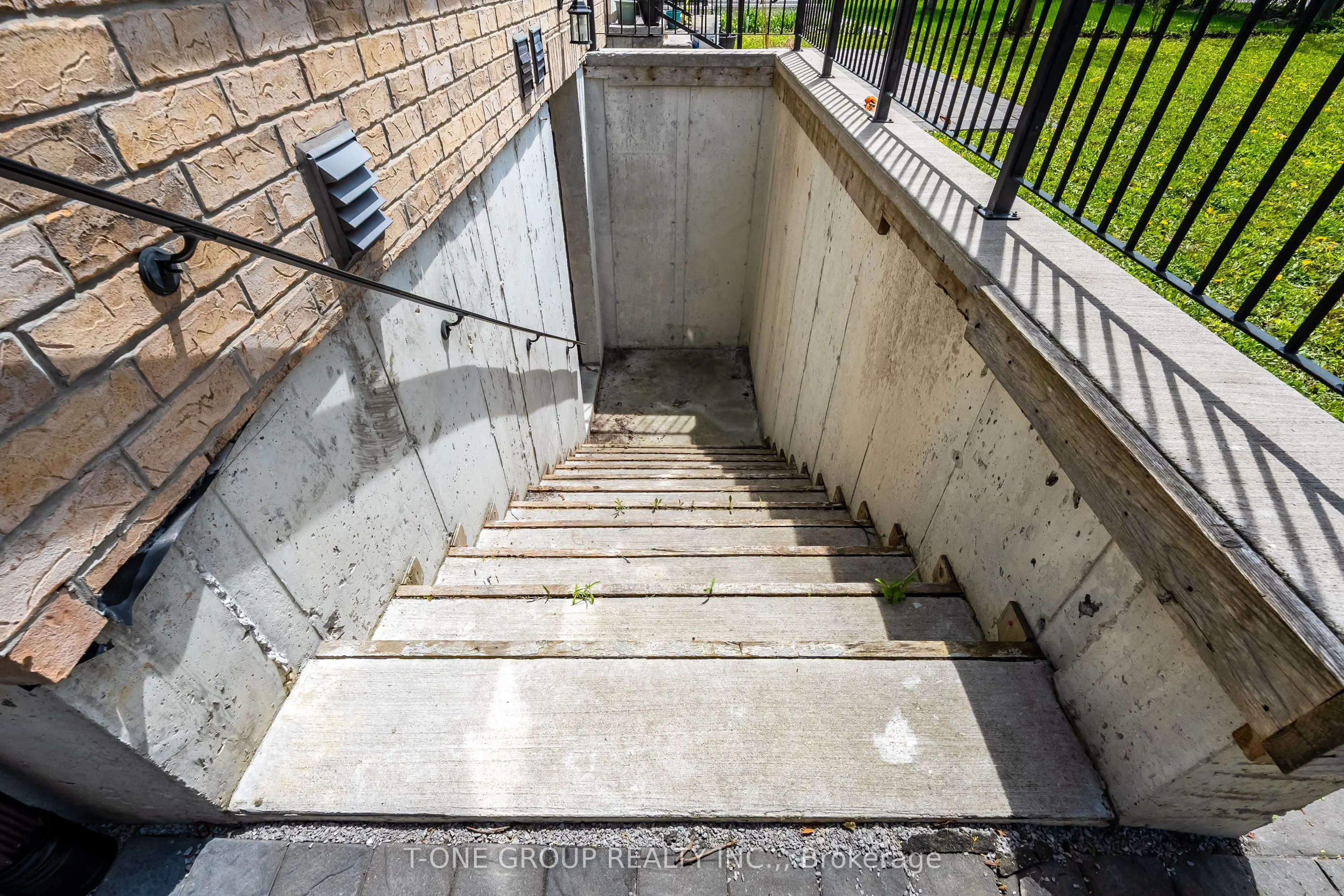 70 Scarborough Heights Boulevard