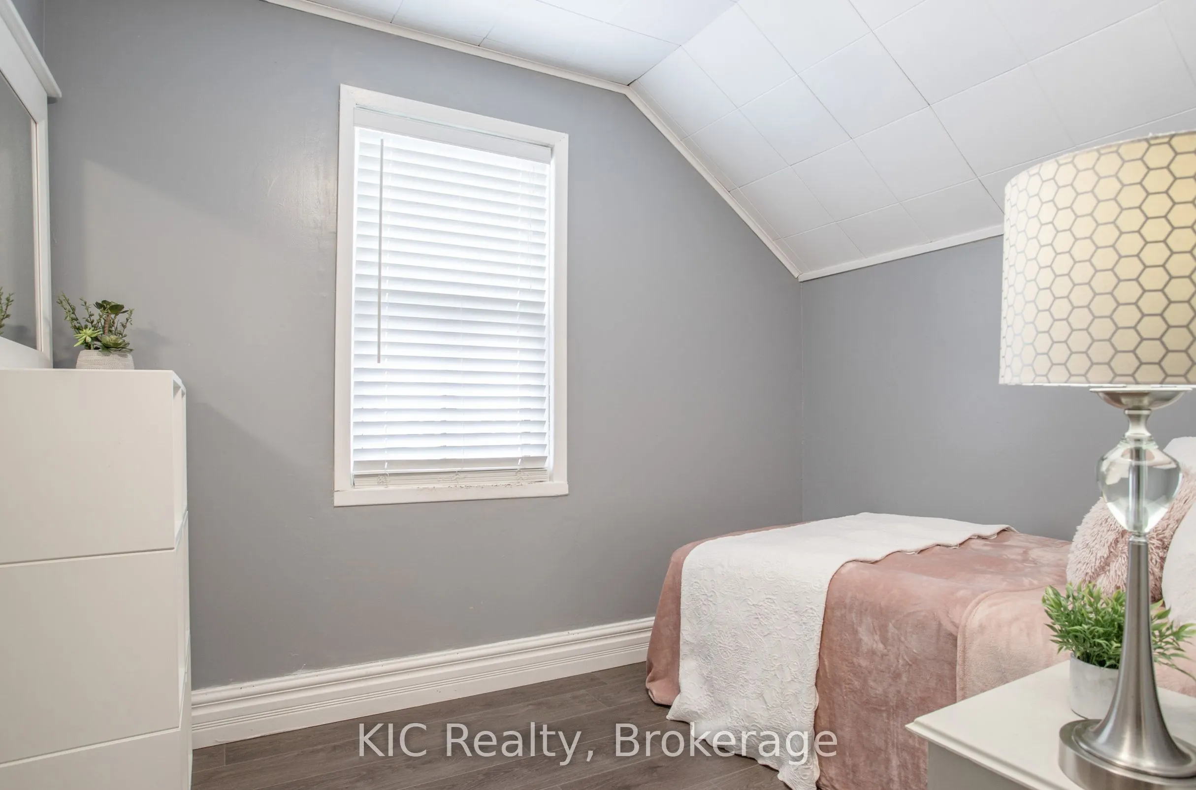 200 Oshawa Boulevard N