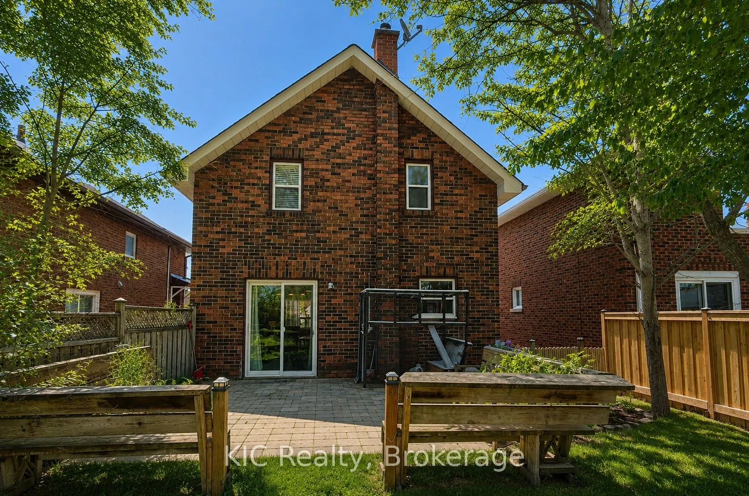 200 Oshawa Boulevard N