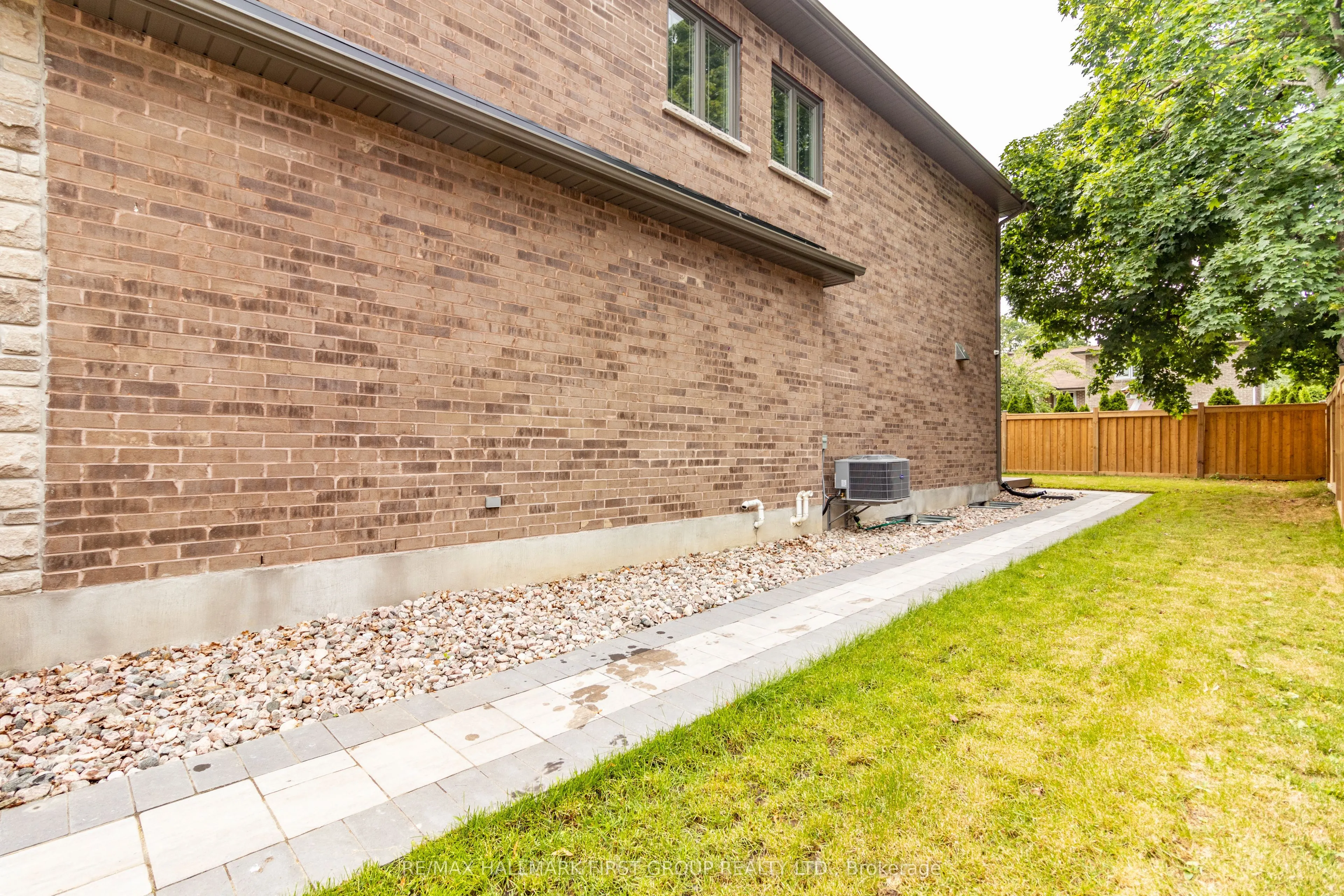 752 Hillview Crescent