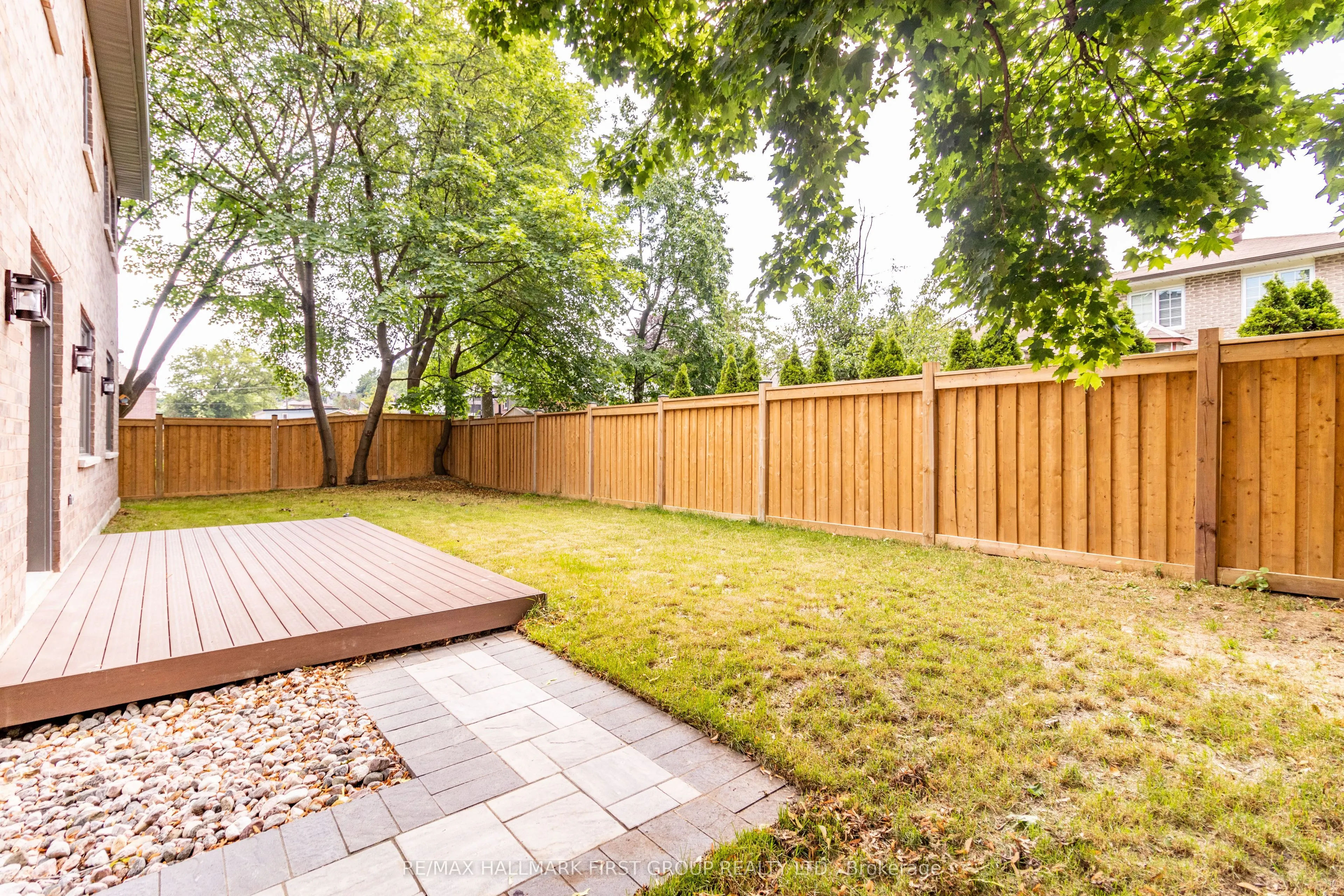 752 Hillview Crescent