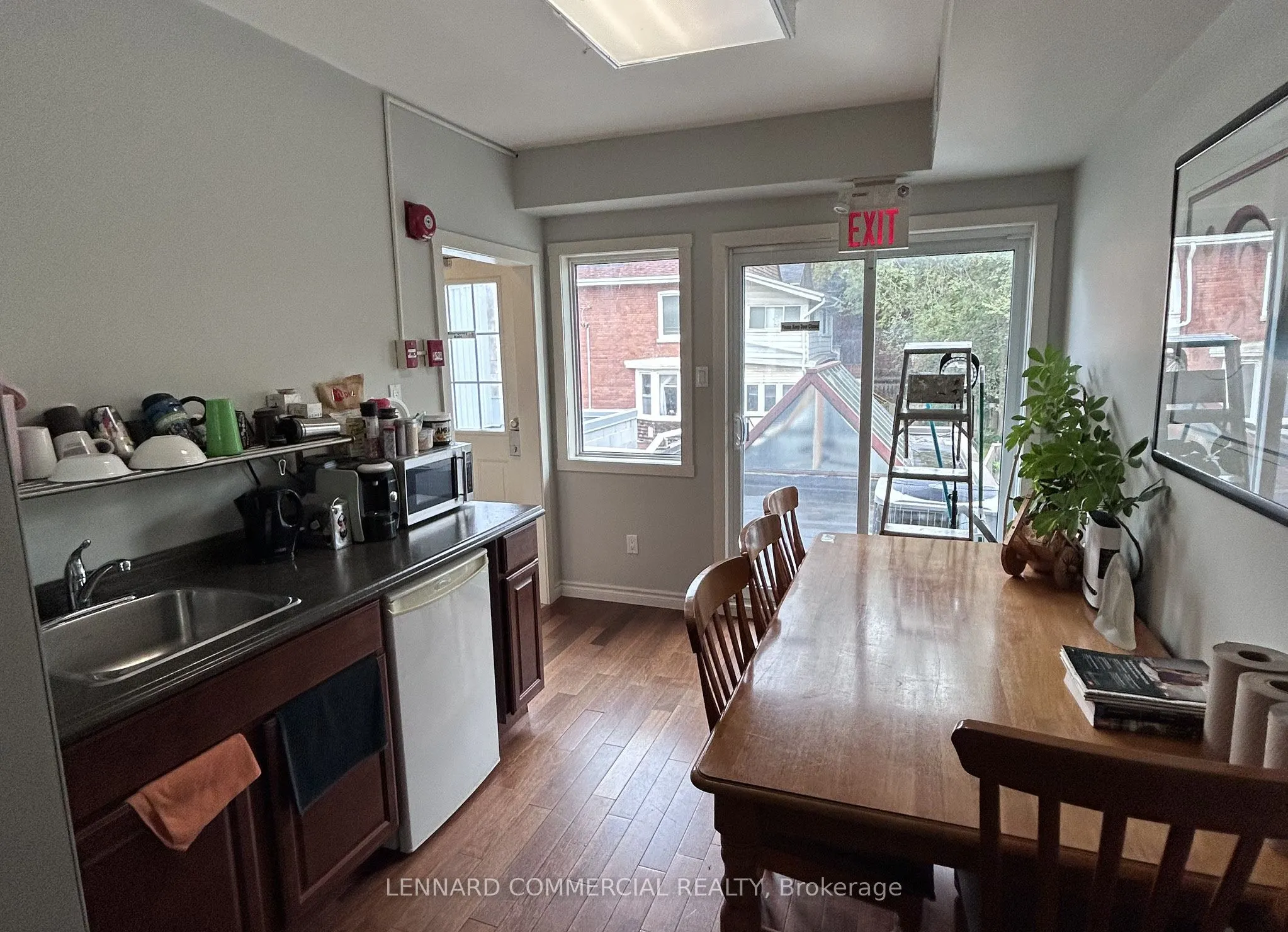 2006 Queen Street E