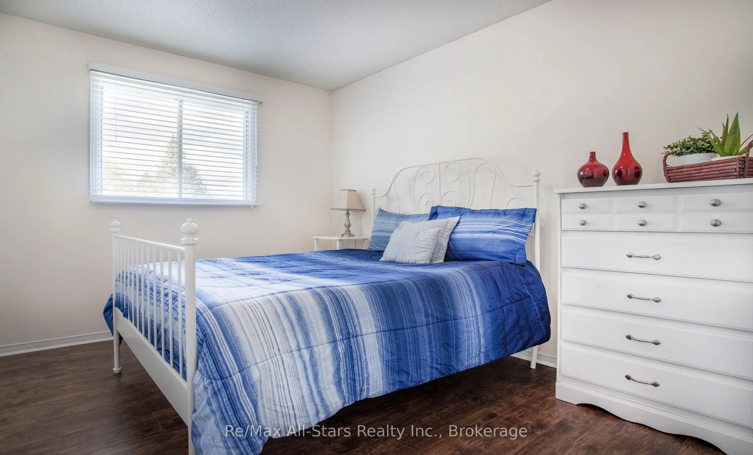 39 Applewood Crescent