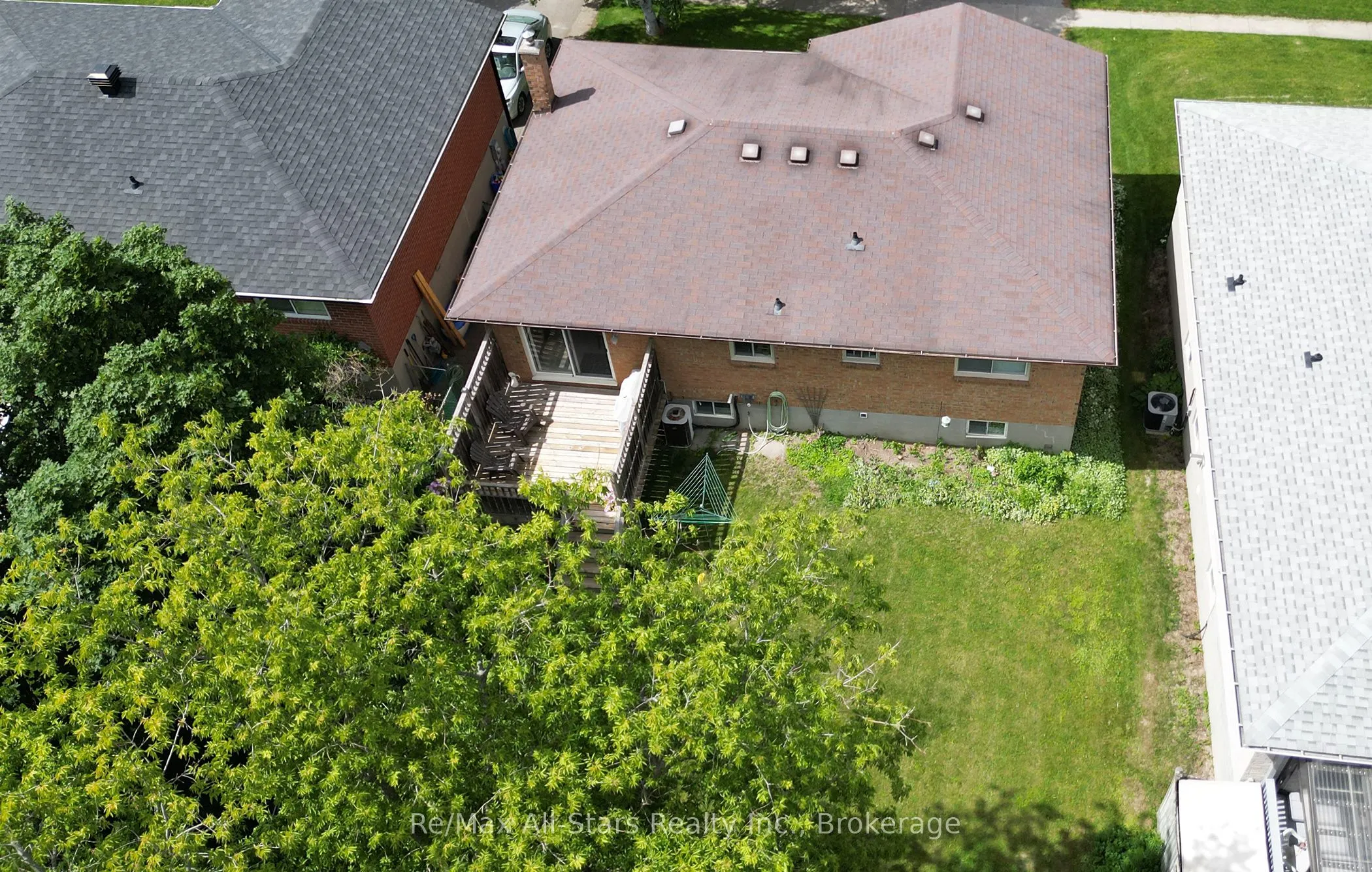 39 Applewood Crescent
