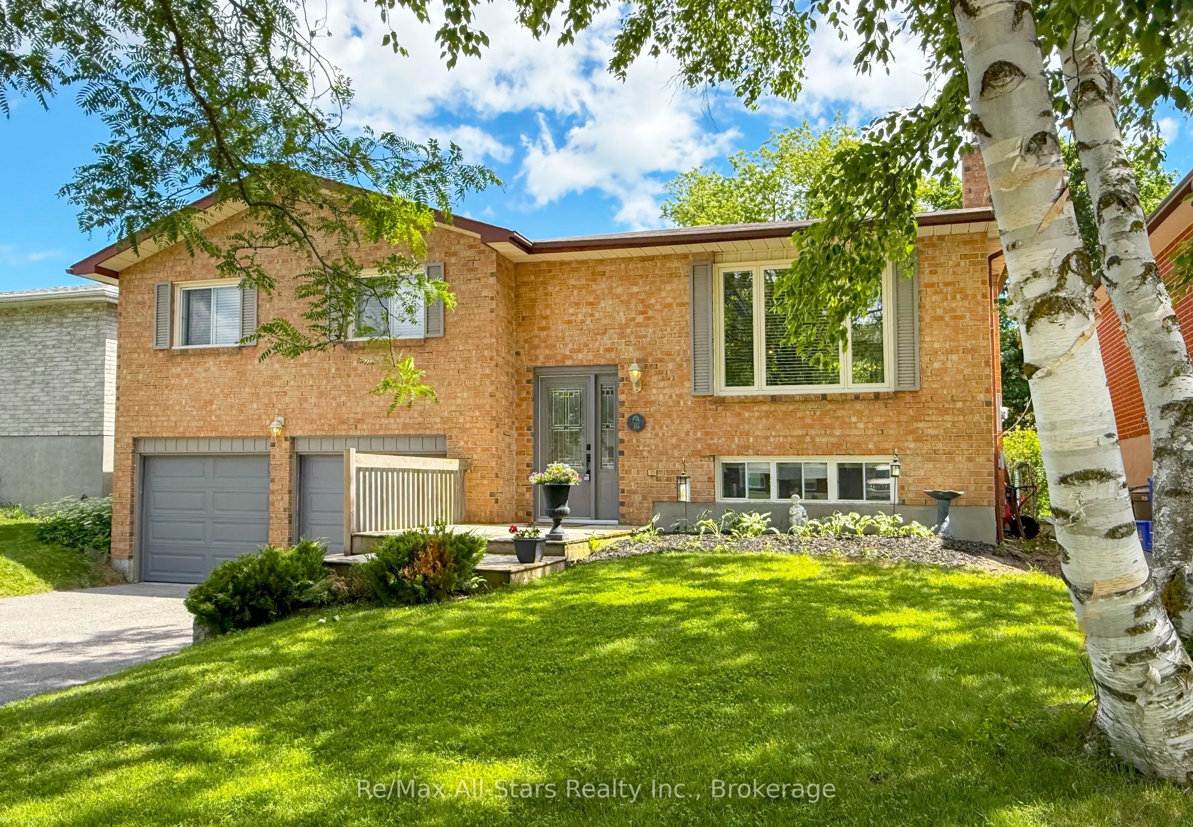 39 Applewood Crescent