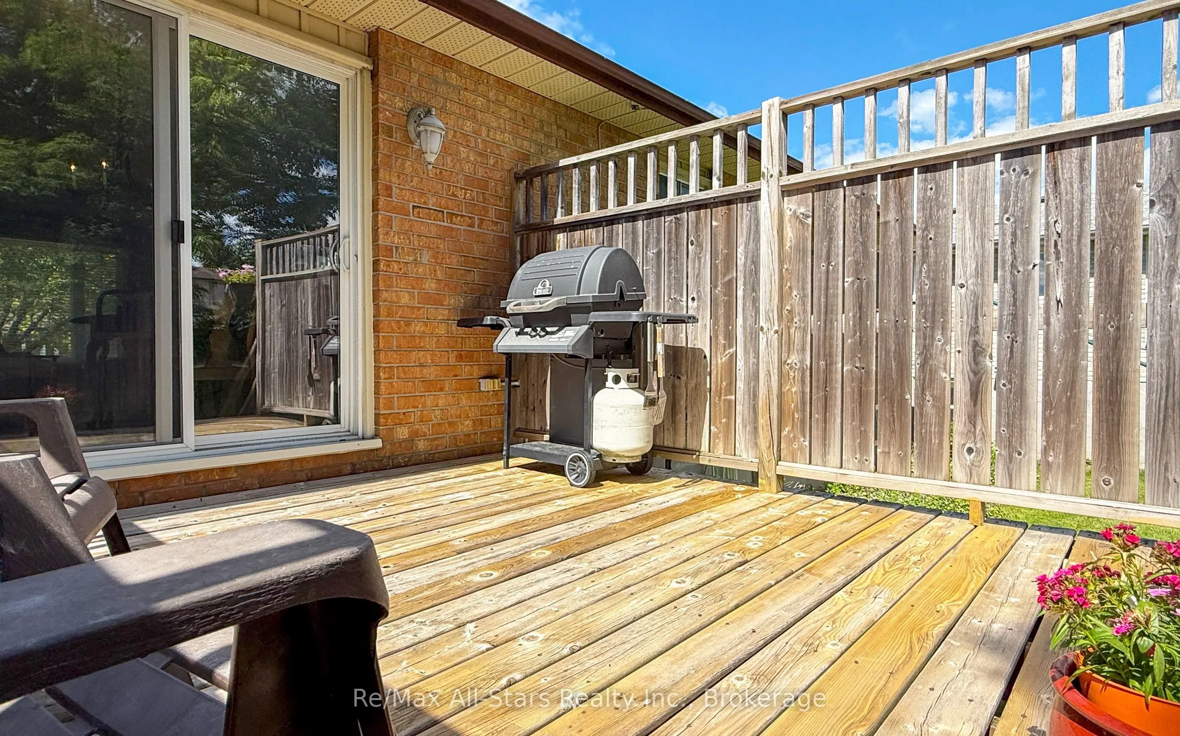 39 Applewood Crescent