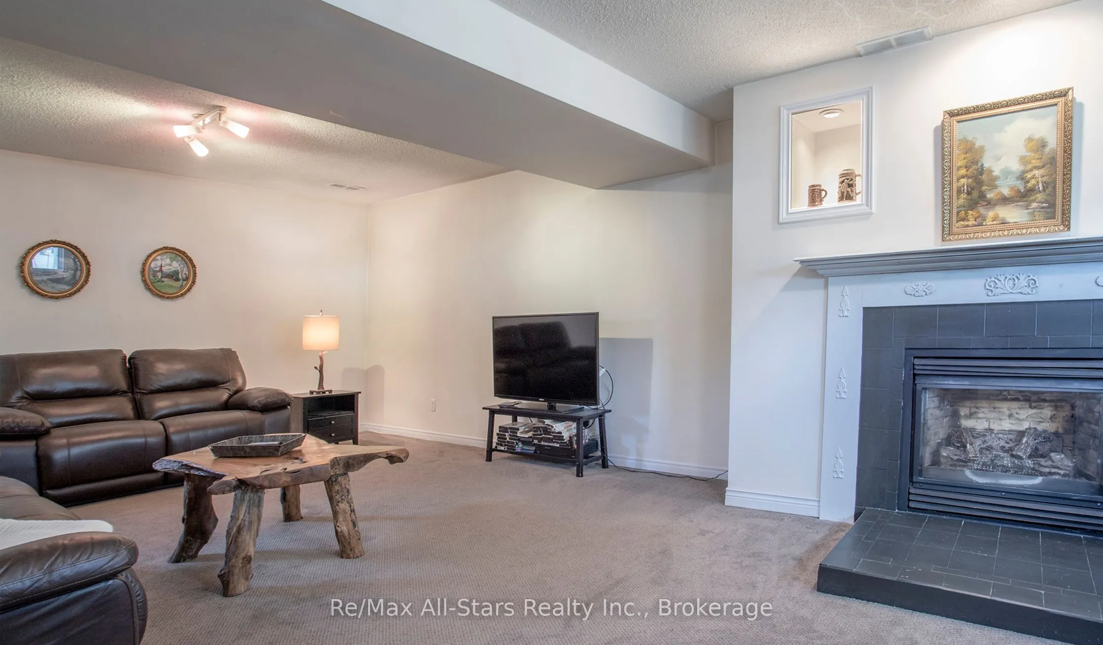 39 Applewood Crescent